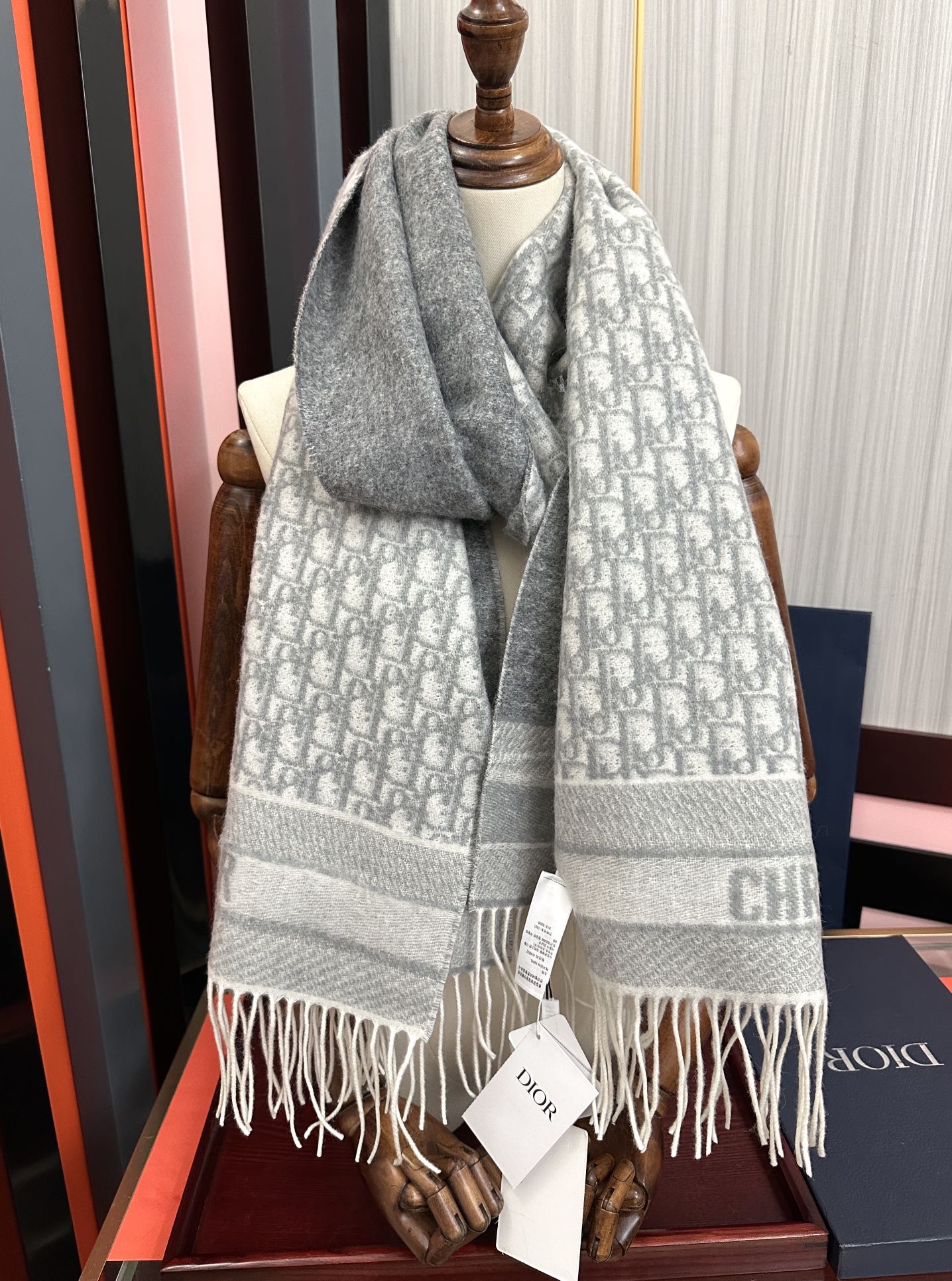 。高版本 好质量（迪奥）最新款 ·[庆祝]这款 Oblique 印花围巾重新诠释 Dior 经典标识[得