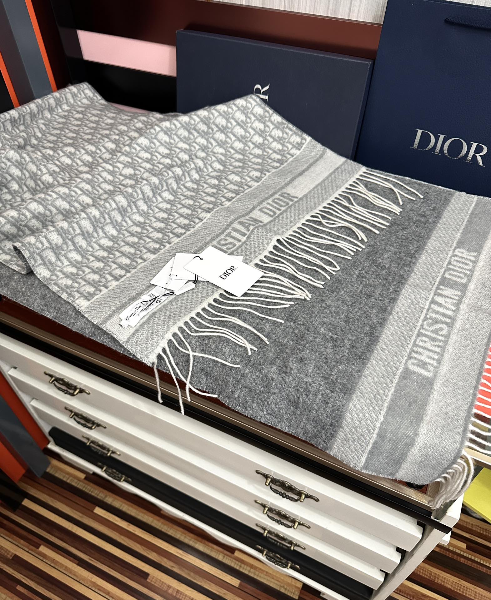 。高版本 好质量（迪奥）最新款 ·[庆祝]这款 Oblique 印花围巾重新诠释 Dior 经典标识[得