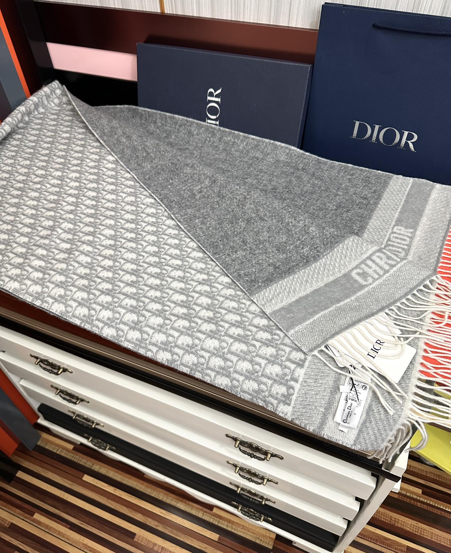 。高版本 好质量（迪奥）最新款 ·[庆祝]这款 Oblique 印花围巾重新诠释 Dior 经典标识[得