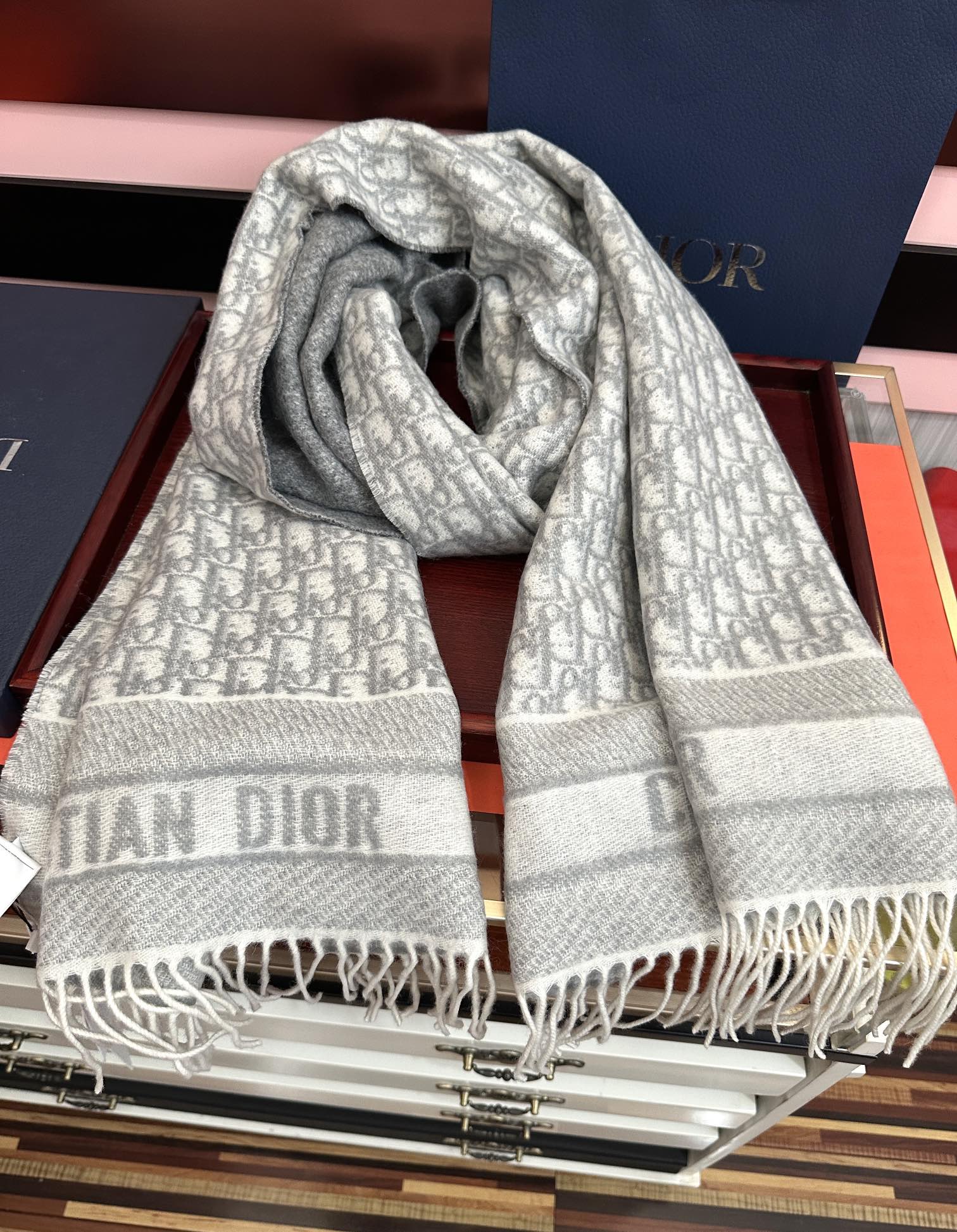 。高版本 好质量（迪奥）最新款 ·[庆祝]这款 Oblique 印花围巾重新诠释 Dior 经典标识[得