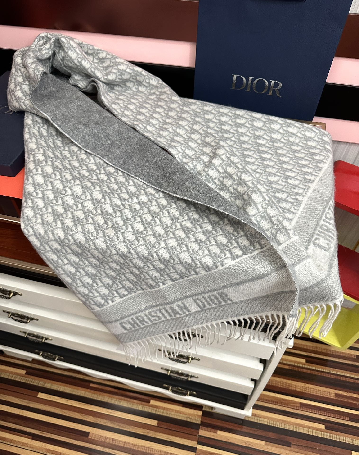 。高版本 好质量（迪奥）最新款 ·[庆祝]这款 Oblique 印花围巾重新诠释 Dior 经典标识[得