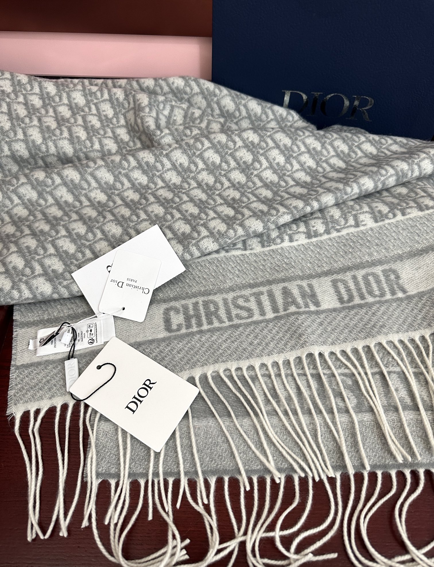 。高版本 好质量（迪奥）最新款 ·[庆祝]这款 Oblique 印花围巾重新诠释 Dior 经典标识[得