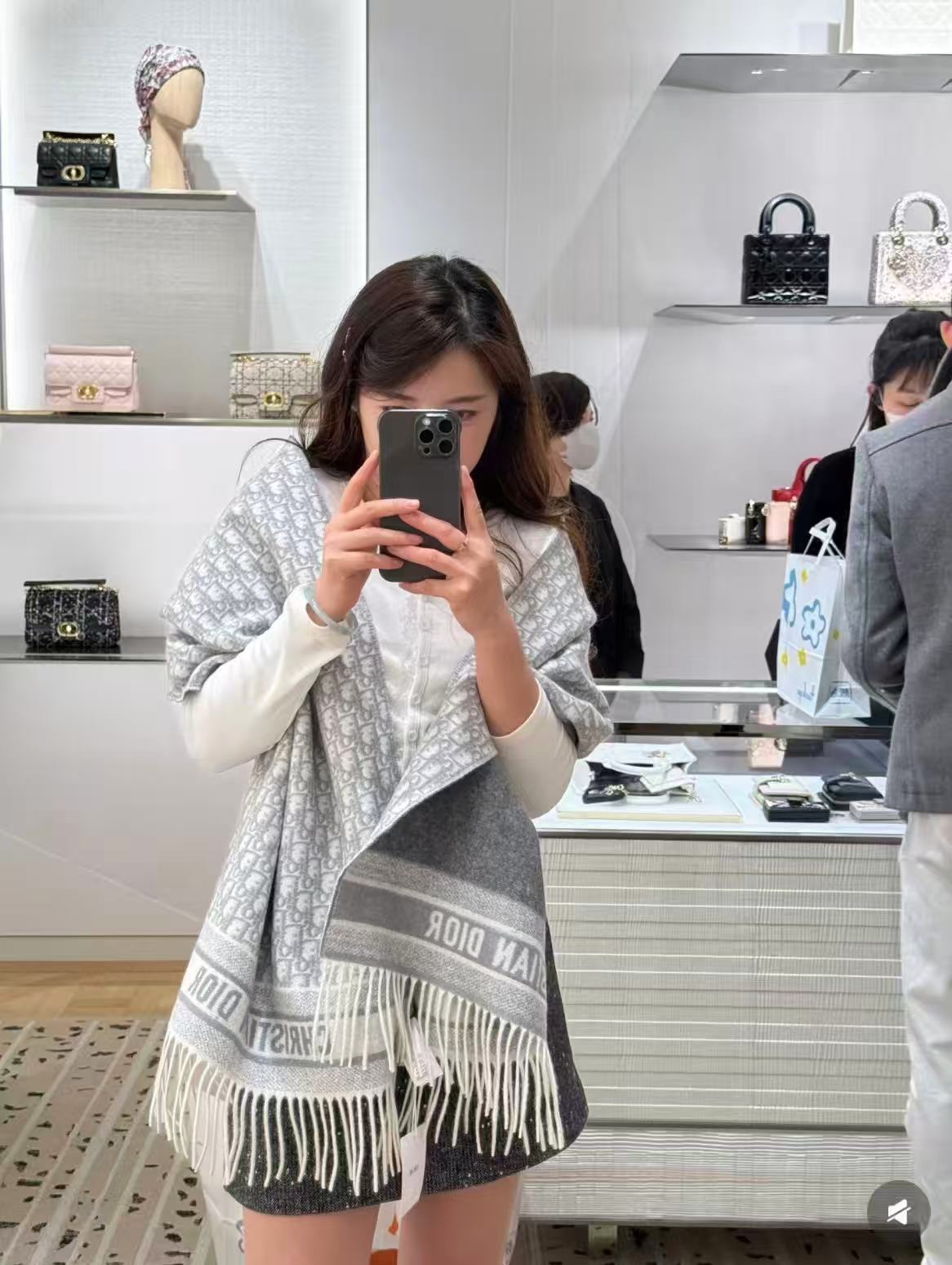 。高版本 好质量（迪奥）最新款 ·[庆祝]这款 Oblique 印花围巾重新诠释 Dior 经典标识[得