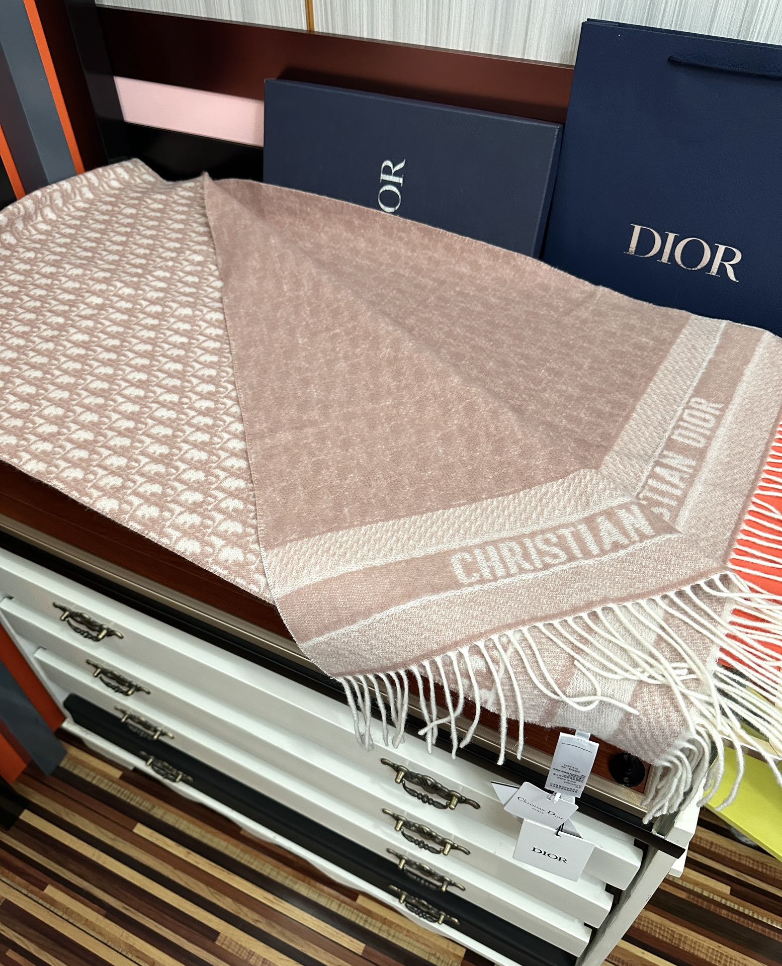 。高版本 好质量（迪奥）最新款 ·[庆祝]这款 Oblique 印花围巾重新诠释 Dior 经典标识[得