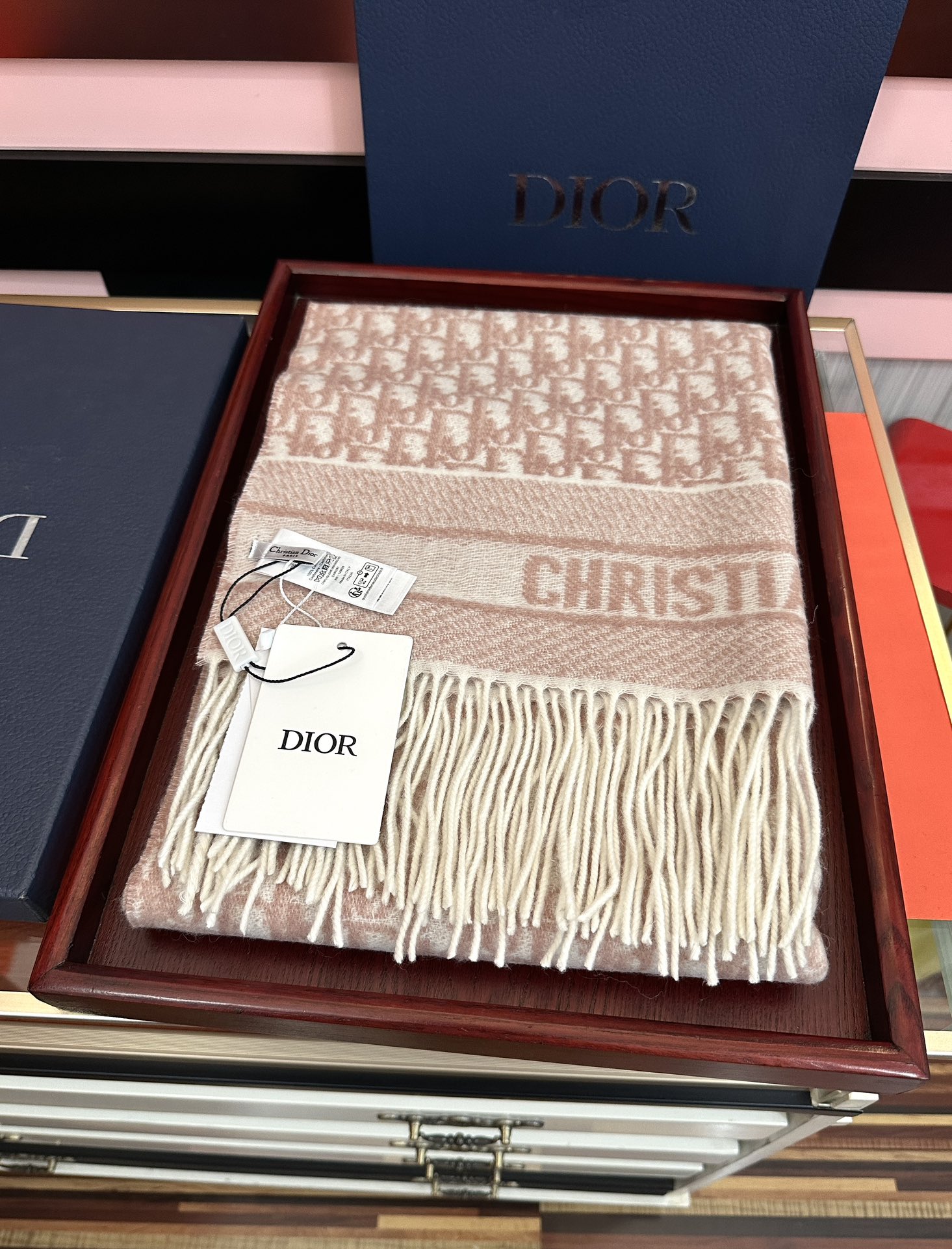 。高版本 好质量（迪奥）最新款 ·[庆祝]这款 Oblique 印花围巾重新诠释 Dior 经典标识[得