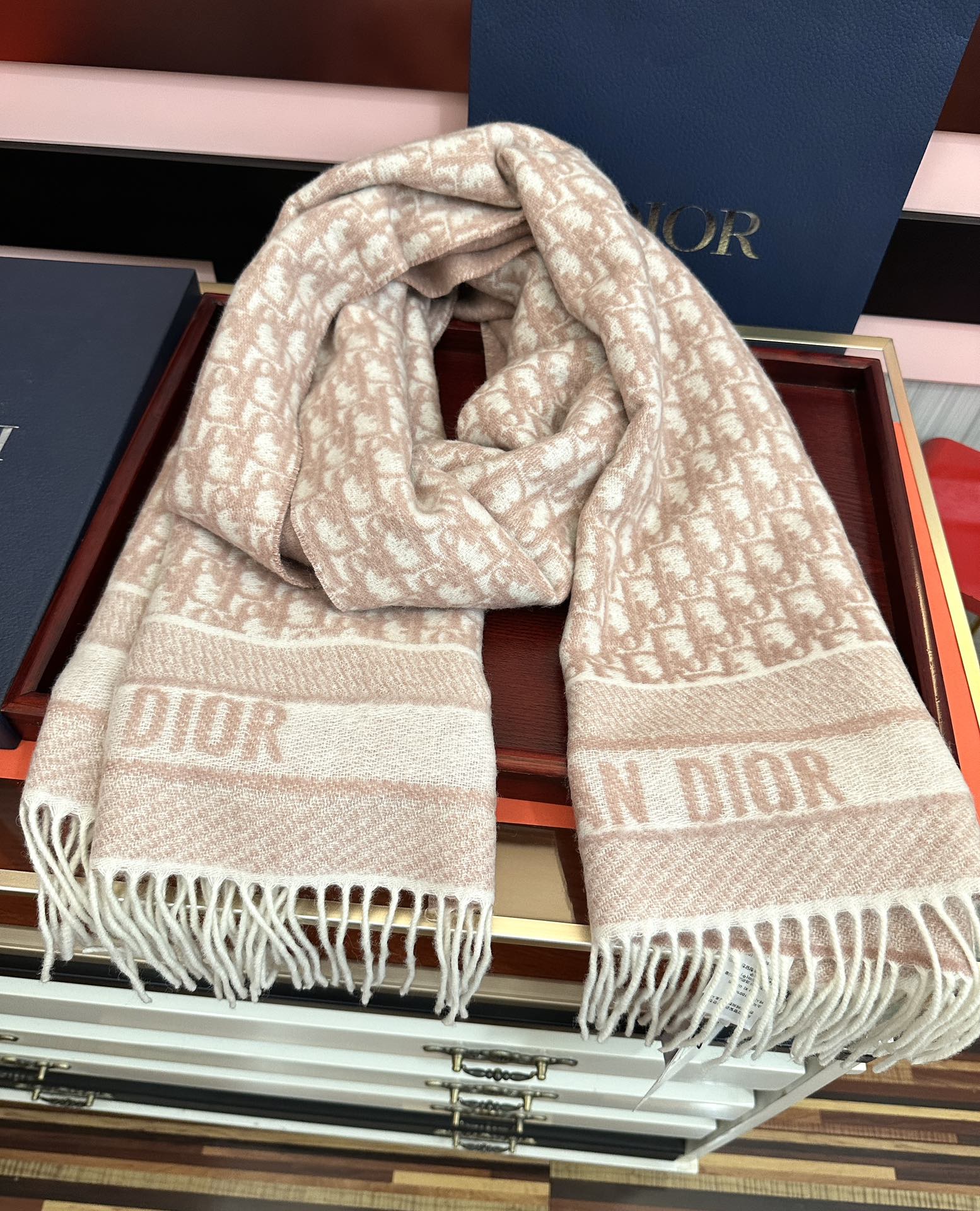 。高版本 好质量（迪奥）最新款 ·[庆祝]这款 Oblique 印花围巾重新诠释 Dior 经典标识[得