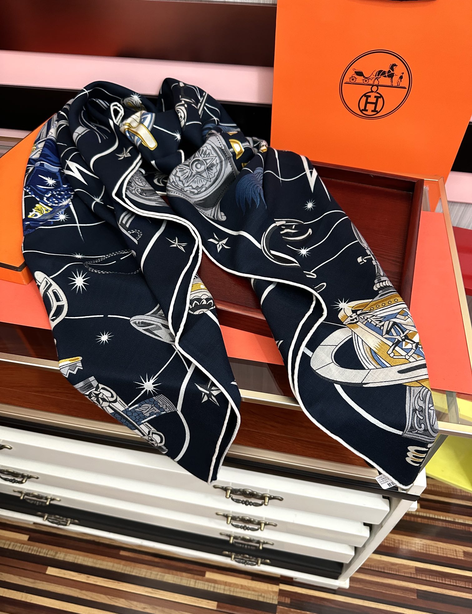 。新款 爱马仕 官网同步【星辰合唱曲】2025秋冬新款[爱心]新一季丝巾采购清单估计各位养马人们已经列好