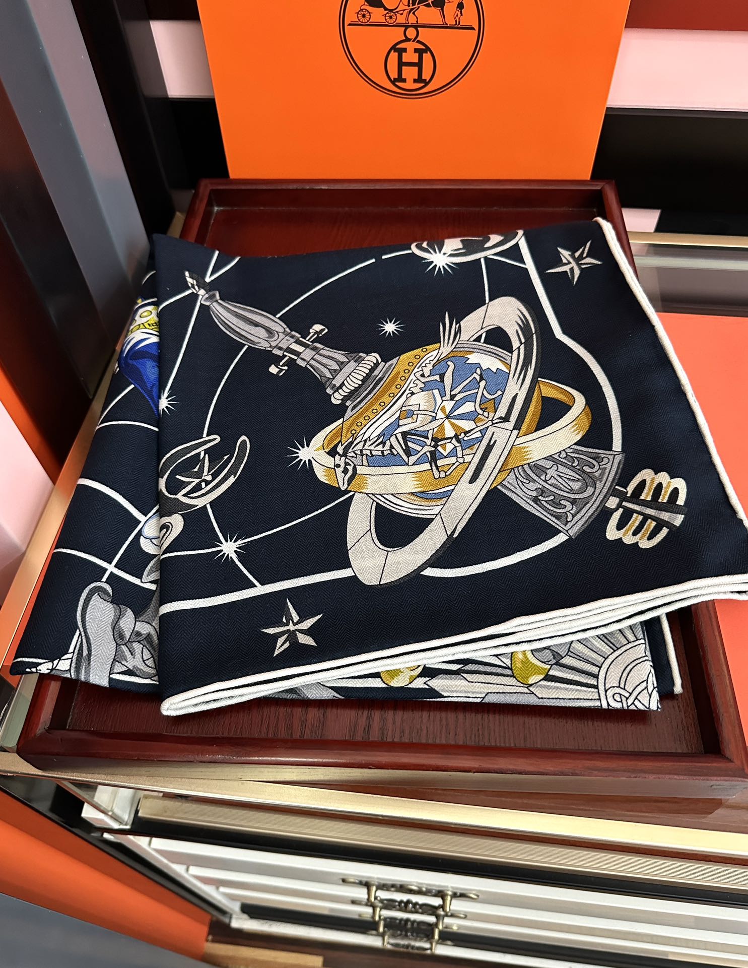 。新款 爱马仕 官网同步【星辰合唱曲】2025秋冬新款[爱心]新一季丝巾采购清单估计各位养马人们已经列好