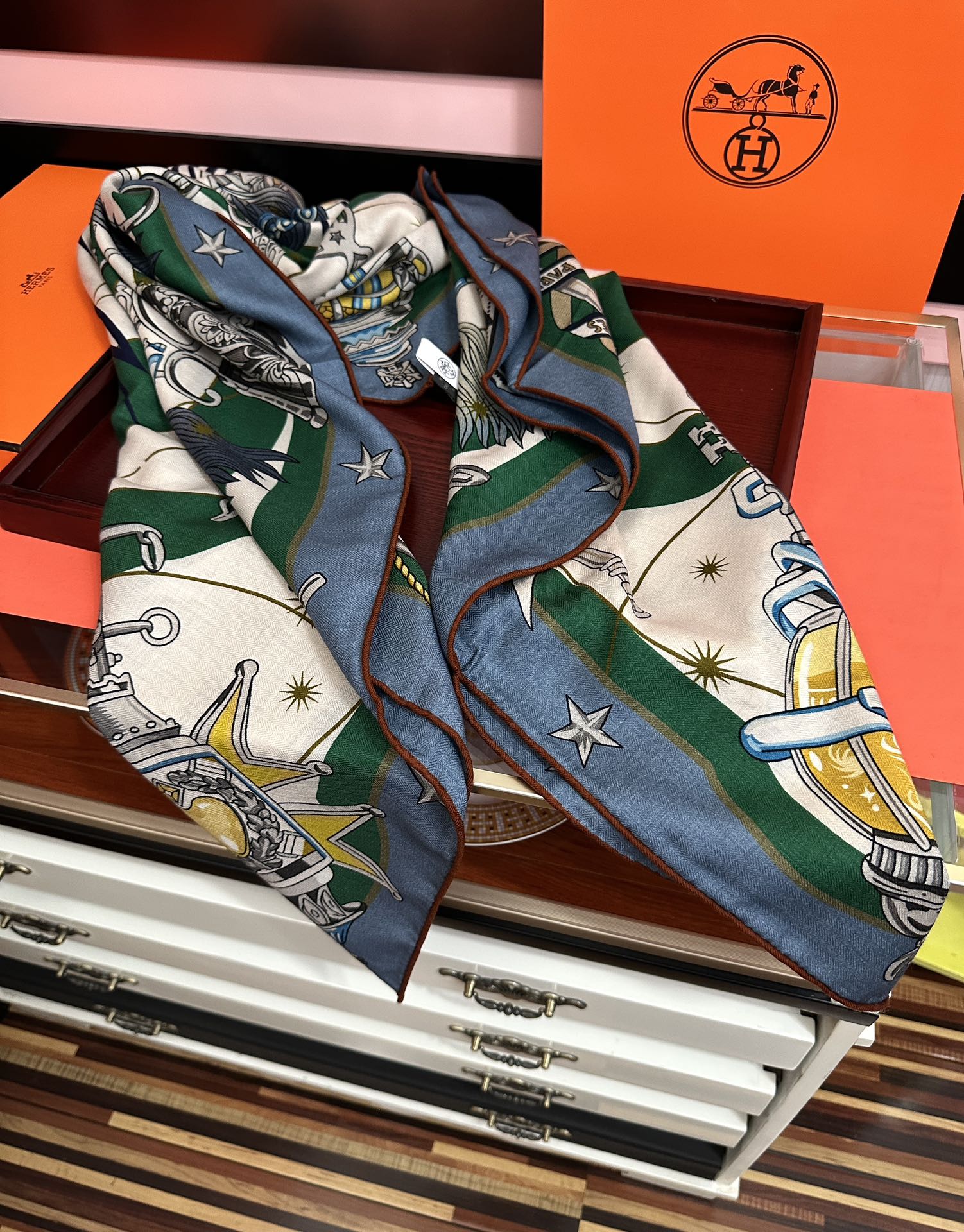 。新款 爱马仕 官网同步【星辰合唱曲】2025秋冬新款[爱心]新一季丝巾采购清单估计各位养马人们已经列好