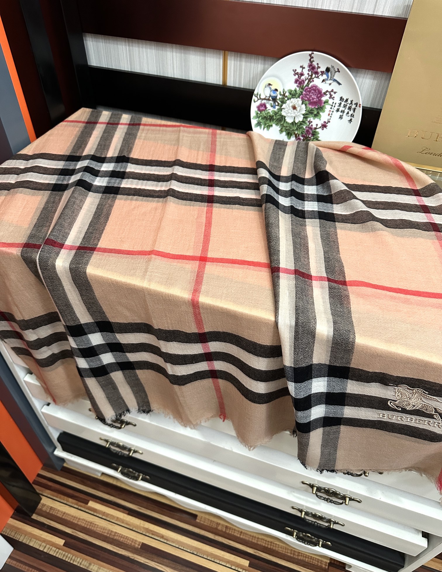 。2010 爆款巴宝莉 🧣万众瞩目战马绣标经典版到货🎆最优质的年轻设计师推出的最新概念👓搭配调色纱染再色