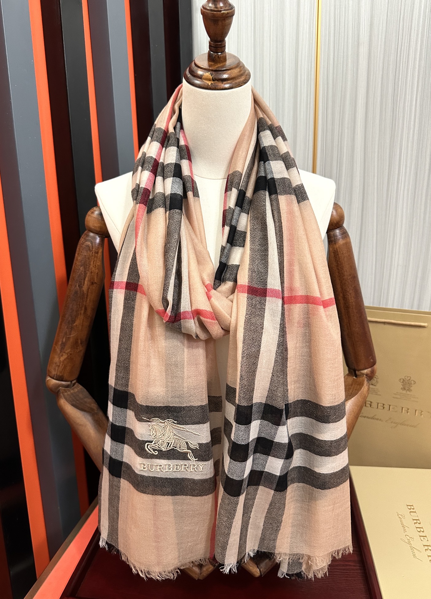 。2010 爆款巴宝莉 🧣万众瞩目战马绣标经典版到货🎆最优质的年轻设计师推出的最新概念👓搭配调色纱染再色