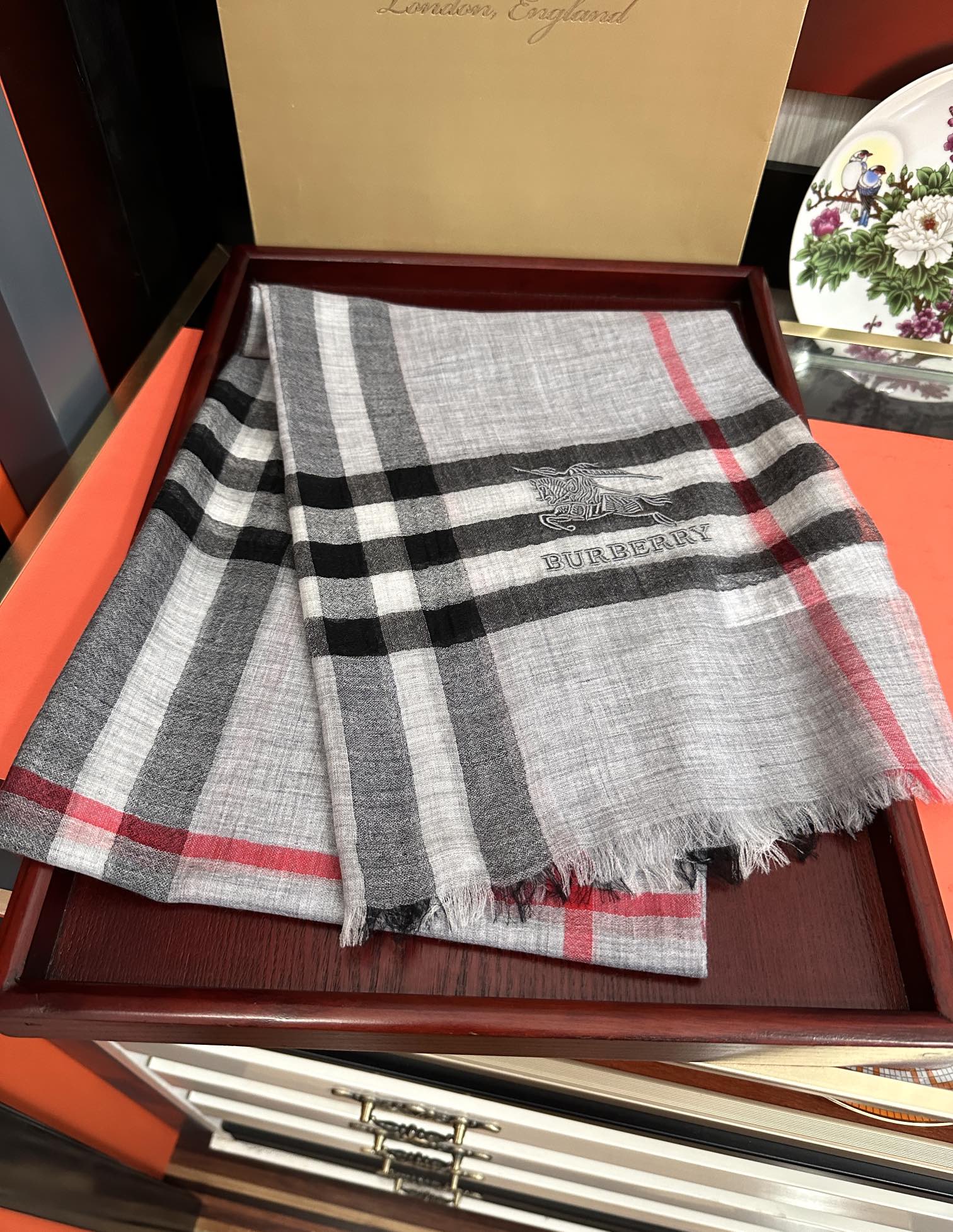 。2010 爆款巴宝莉 🧣万众瞩目战马绣标经典版到货🎆最优质的年轻设计师推出的最新概念👓搭配调色纱染再色