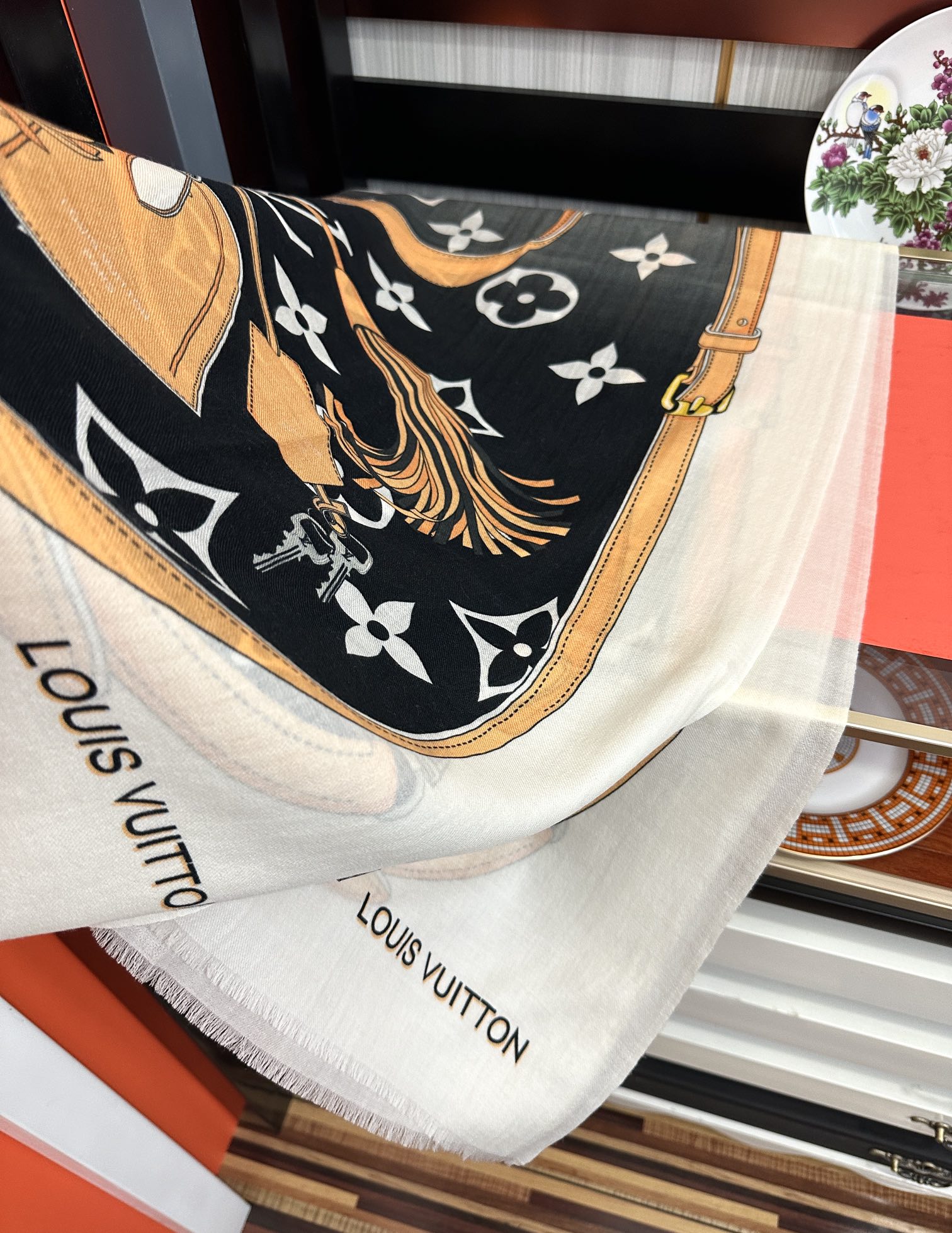 上新L V 2025 最新款‼️顶级设计太美了，真心赞👍【戒指绒长巾】😘💍实物真心美 🎀披肩配以印花💓💃