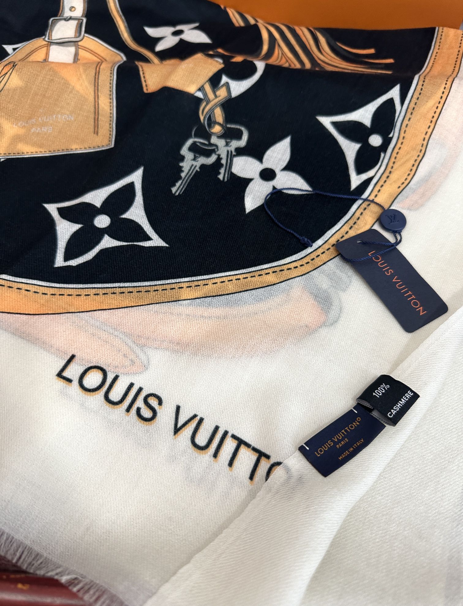 上新L V 2025 最新款‼️顶级设计太美了，真心赞👍【戒指绒长巾】😘💍实物真心美 🎀披肩配以印花💓💃