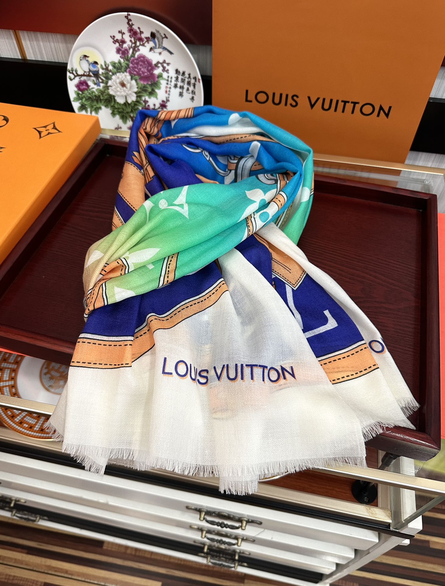 上新L V 2025 最新款‼️顶级设计太美了，真心赞👍【戒指绒长巾】😘💍实物真心美 🎀披肩配以印花💓💃
