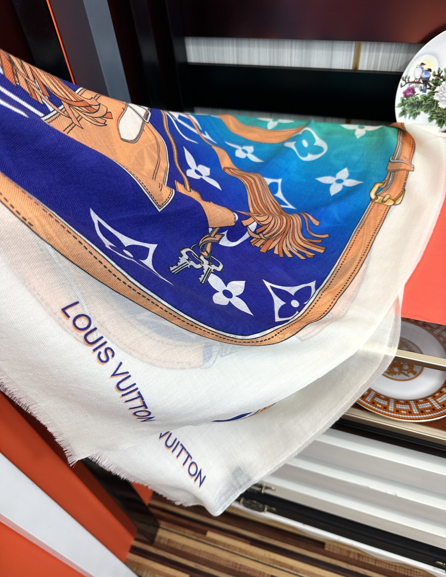 上新L V 2025 最新款‼️顶级设计太美了，真心赞👍【戒指绒长巾】😘💍实物真心美 🎀披肩配以印花💓💃