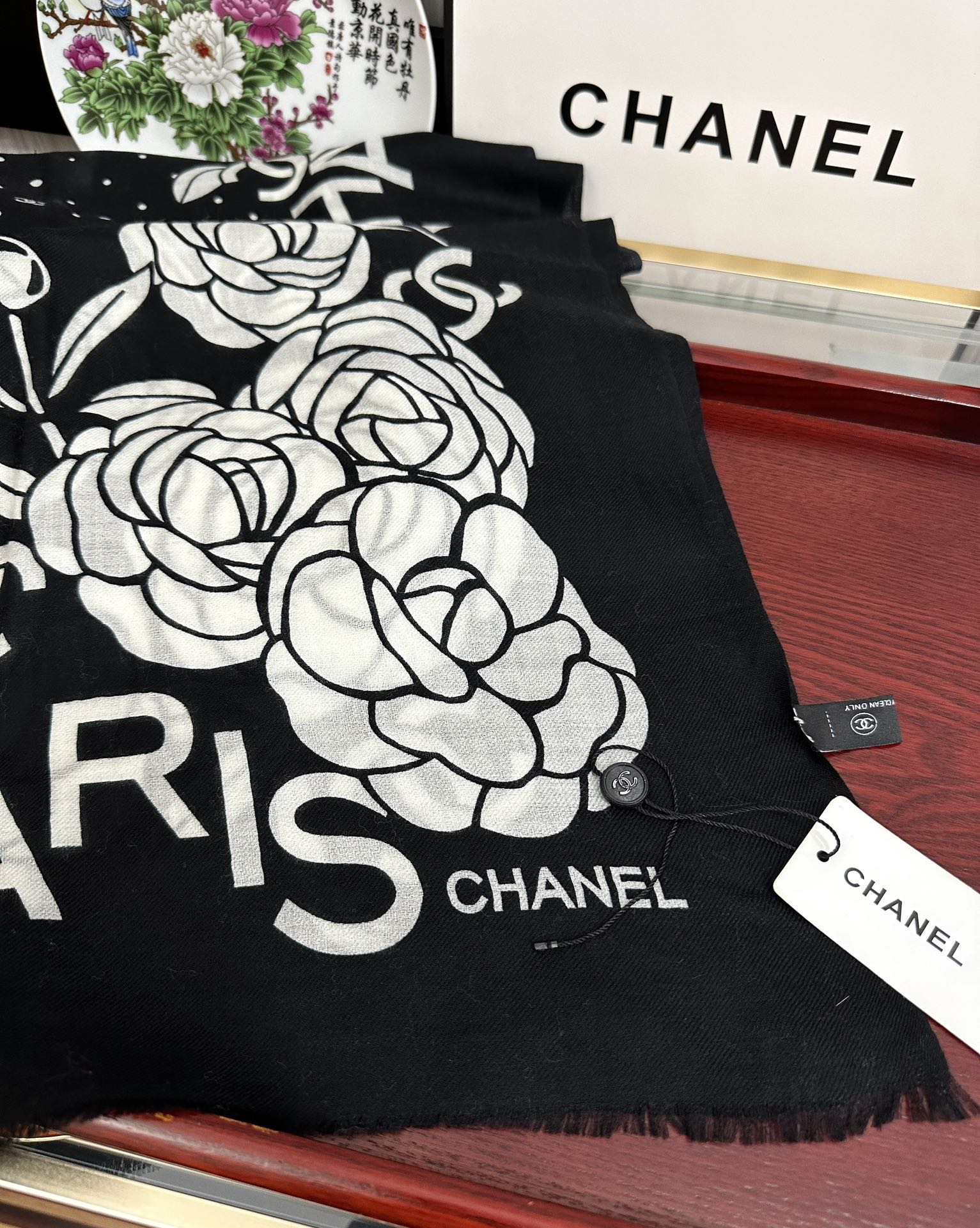 。小香，2025最新款👍【山茶花字母印花】😘💍实物真心美 🎀披肩配以印花💓💃🏻无论设计喷绘都是非常到位☀