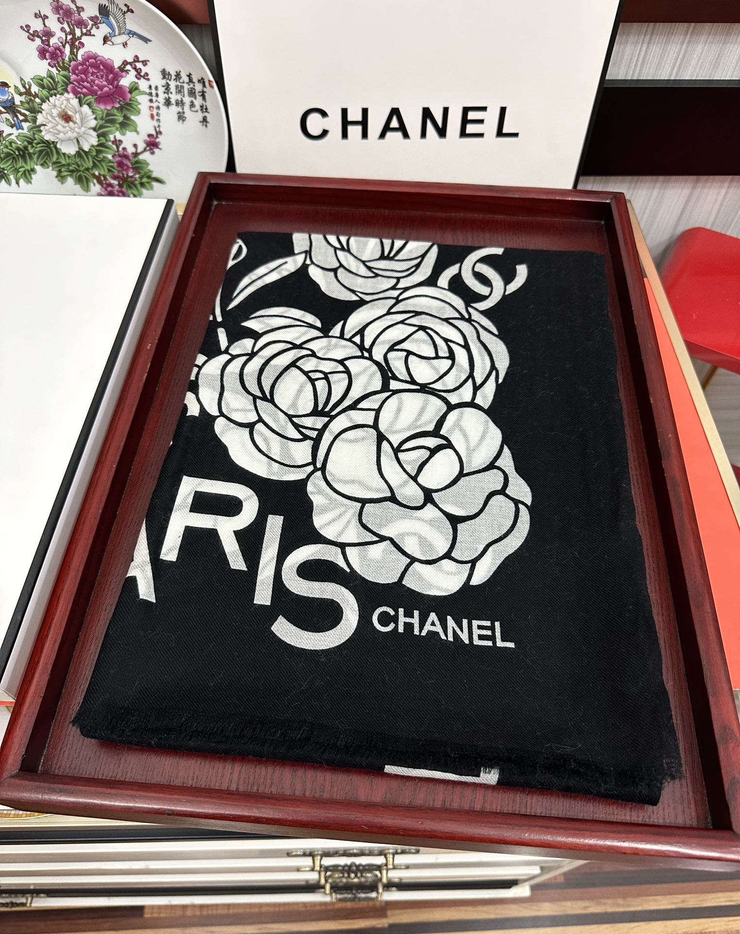 。小香，2025最新款👍【山茶花字母印花】😘💍实物真心美 🎀披肩配以印花💓💃🏻无论设计喷绘都是非常到位☀