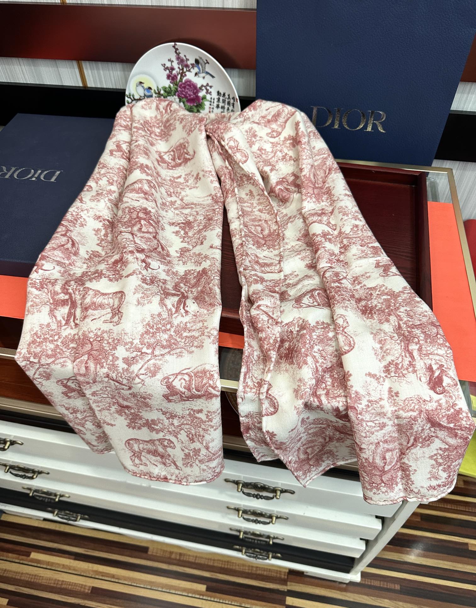 新款 2025迪奥。双面同色【动物丛林】最流行的花型 太美了[吃瓜]下手一定要快[嘴唇]四季都可以用[勾