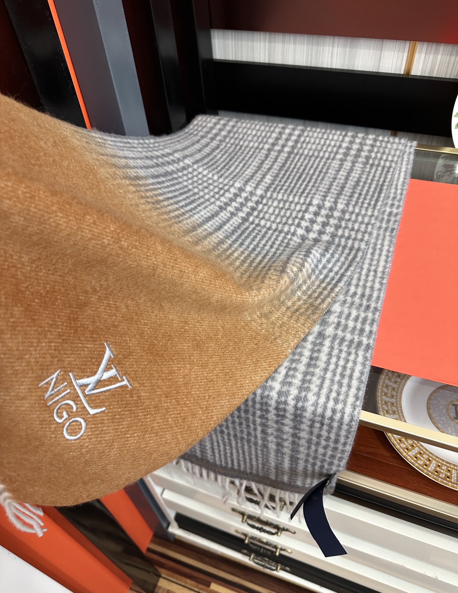 上新。 太美了2025 Lv采用内蒙古山羊绒，最新款男女通用情侣款👫重磅推荐💥 经典的格子，永不过时。非