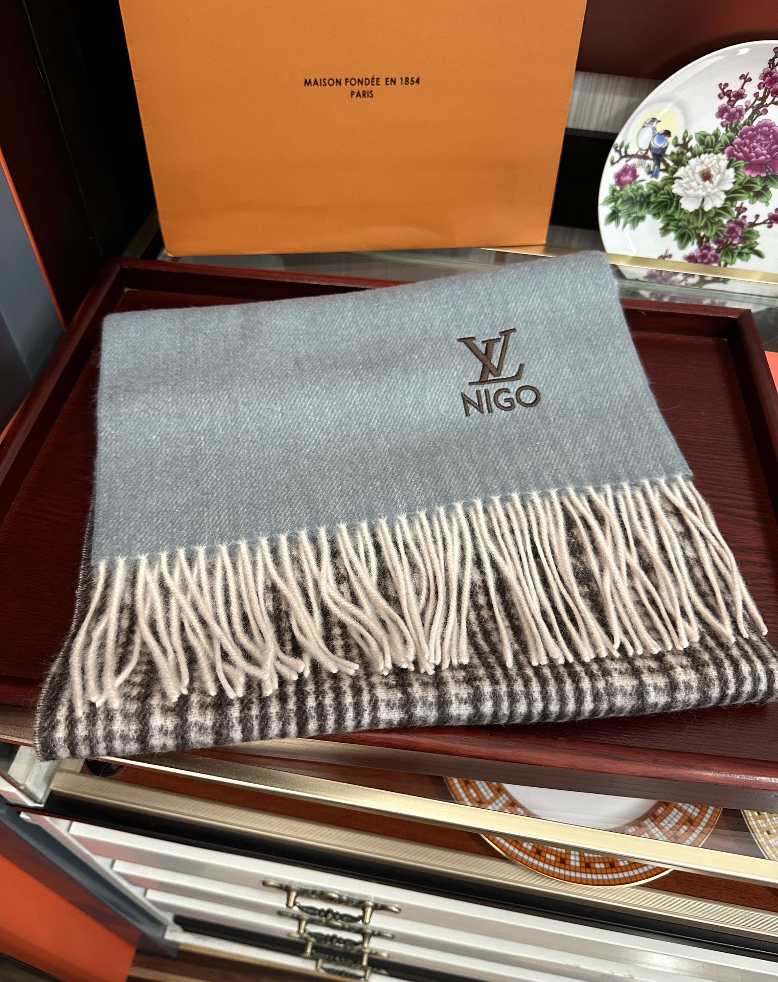 上新。 太美了2025 Lv采用内蒙古山羊绒，最新款男女通用情侣款👫重磅推荐💥 经典的格子，永不过时。非