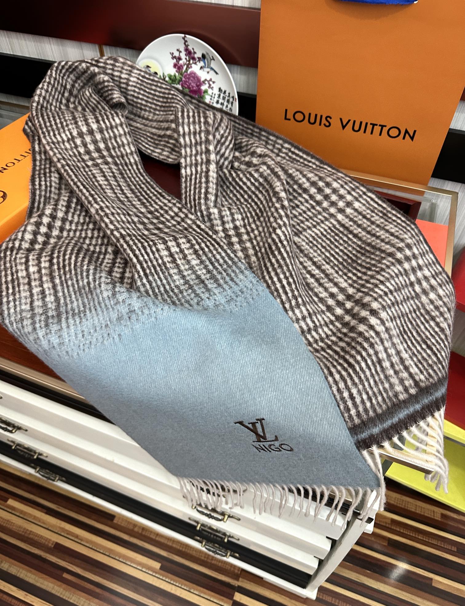 上新。 太美了2025 Lv采用内蒙古山羊绒，最新款男女通用情侣款👫重磅推荐💥 经典的格子，永不过时。非