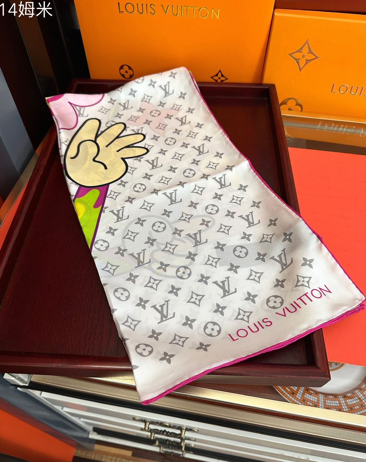 。 2010上新 LV 官网同步👍太美了[庆祝]Flower And StraPs 真丝方巾以瞩目笔触彰