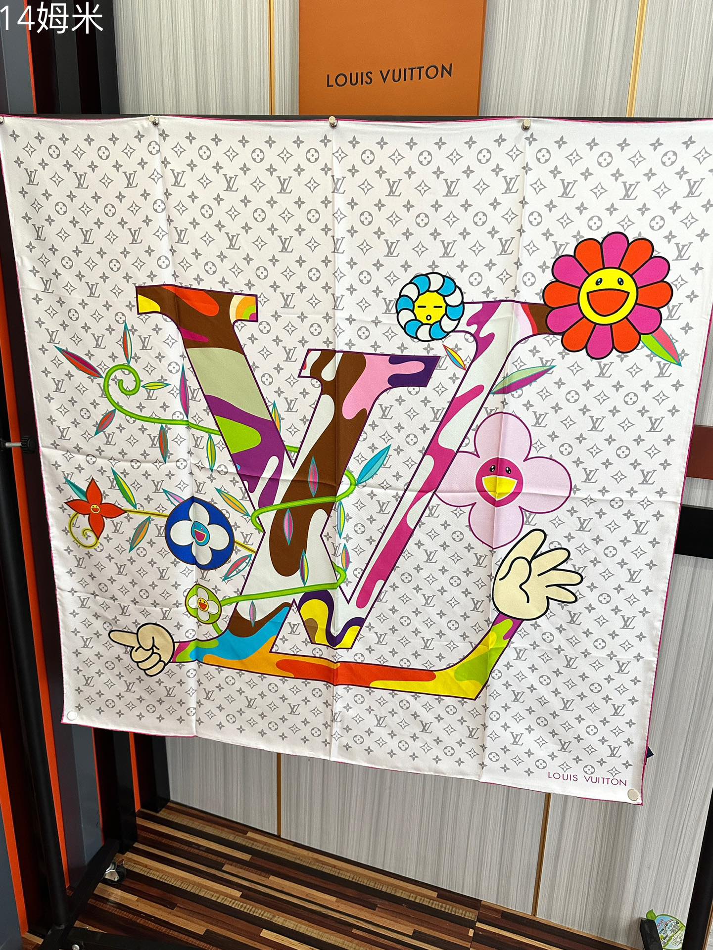 。 2010上新 LV 官网同步👍太美了[庆祝]Flower And StraPs 真丝方巾以瞩目笔触彰