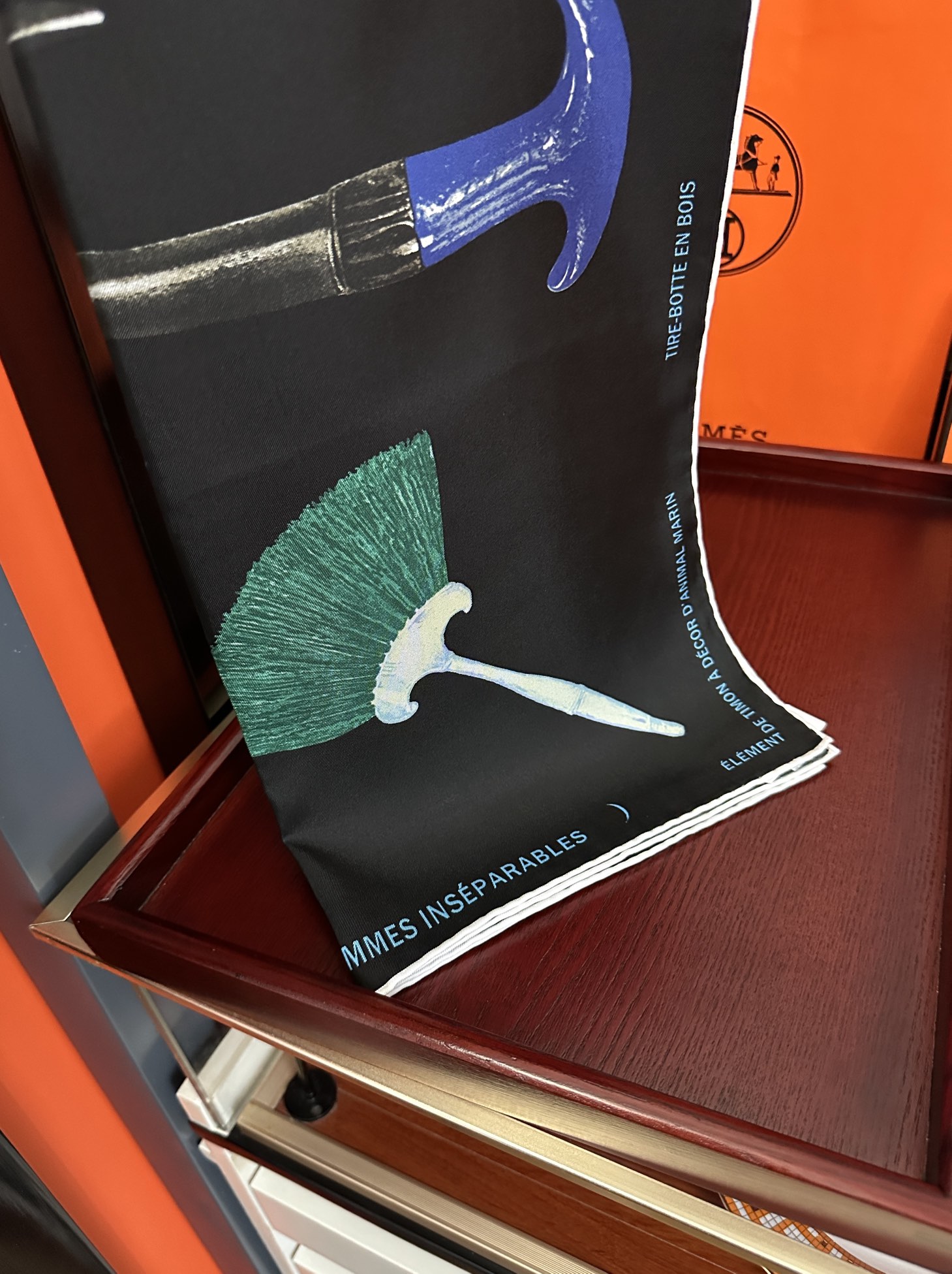 。2010 最新款 HERMES 重磅[庆祝]【形影相随】方巾[嘴唇]精简时髦，品质感很显好[得意]好搭