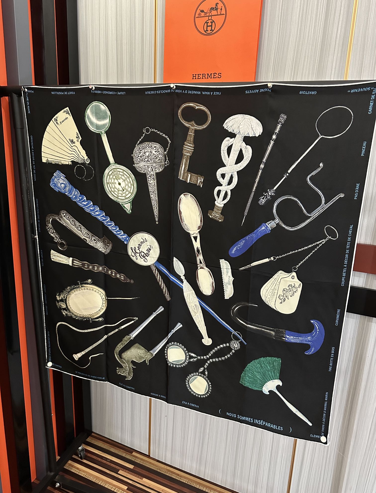 。2010 最新款 HERMES 重磅[庆祝]【形影相随】方巾[嘴唇]精简时髦，品质感很显好[得意]好搭