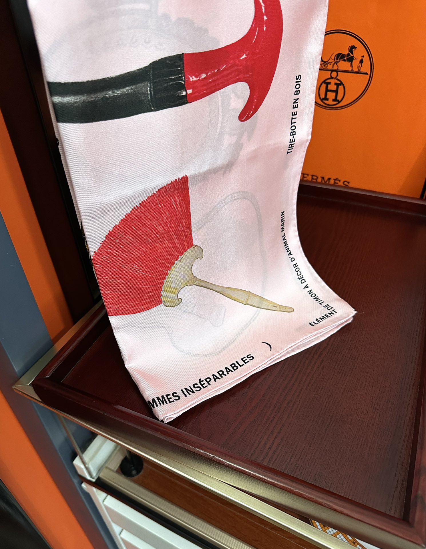 。2010 最新款 HERMES 重磅[庆祝]【形影相随】方巾[嘴唇]精简时髦，品质感很显好[得意]好搭