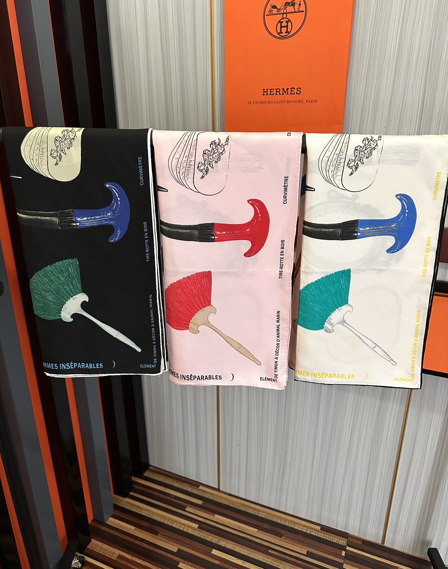 。2010 最新款 HERMES 重磅[庆祝]【形影相随】方巾[嘴唇]精简时髦，品质感很显好[得意]好搭