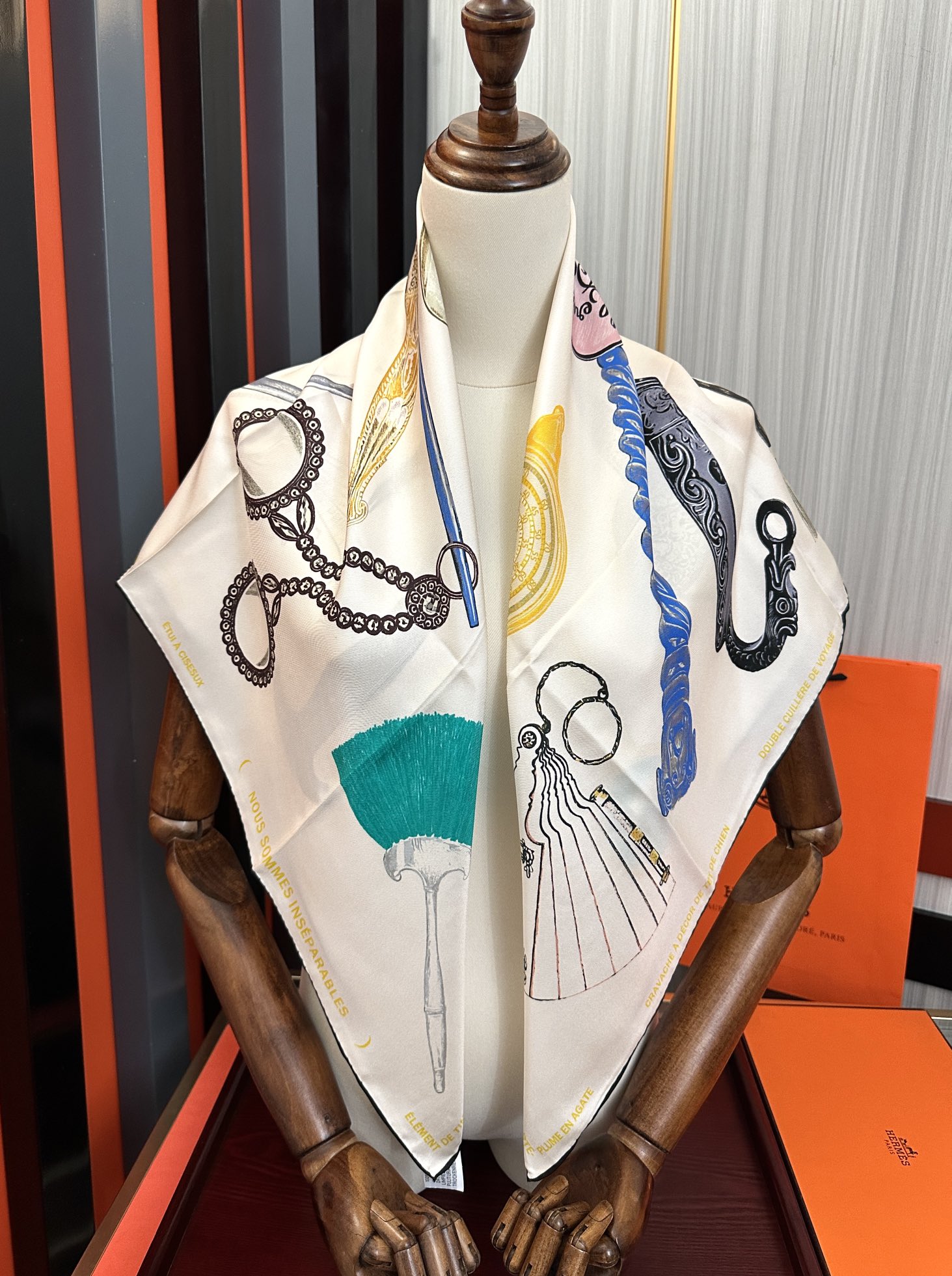 。2010 最新款 HERMES 重磅[庆祝]【形影相随】方巾[嘴唇]精简时髦，品质感很显好[得意]好搭