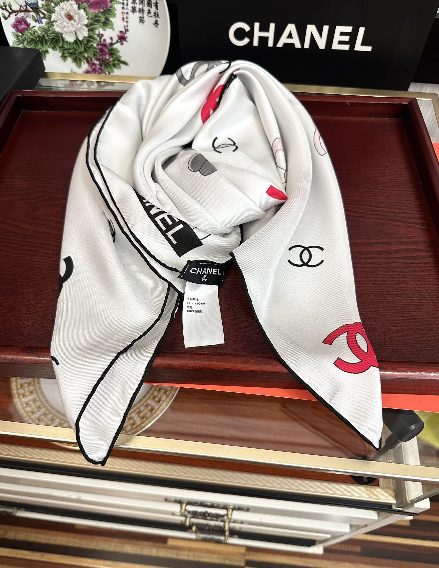 。香奈儿《字母鸟笼丝巾》[得意]经典配色[庆祝]融合品牌标识与艺术化鸟笼元素[玫瑰]低调中透露出高级感[