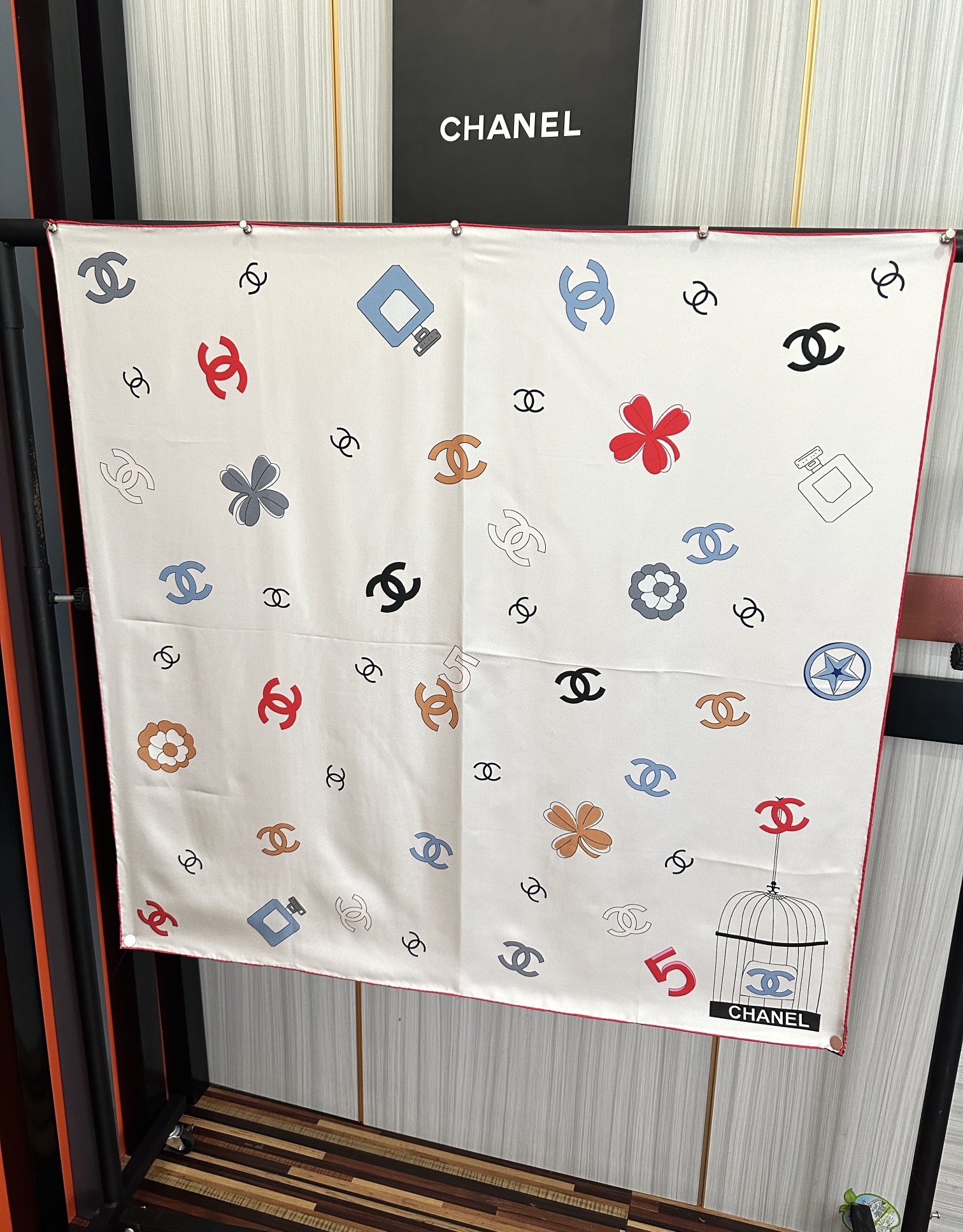 。香奈儿《字母鸟笼丝巾》[得意]经典配色[庆祝]融合品牌标识与艺术化鸟笼元素[玫瑰]低调中透露出高级感[