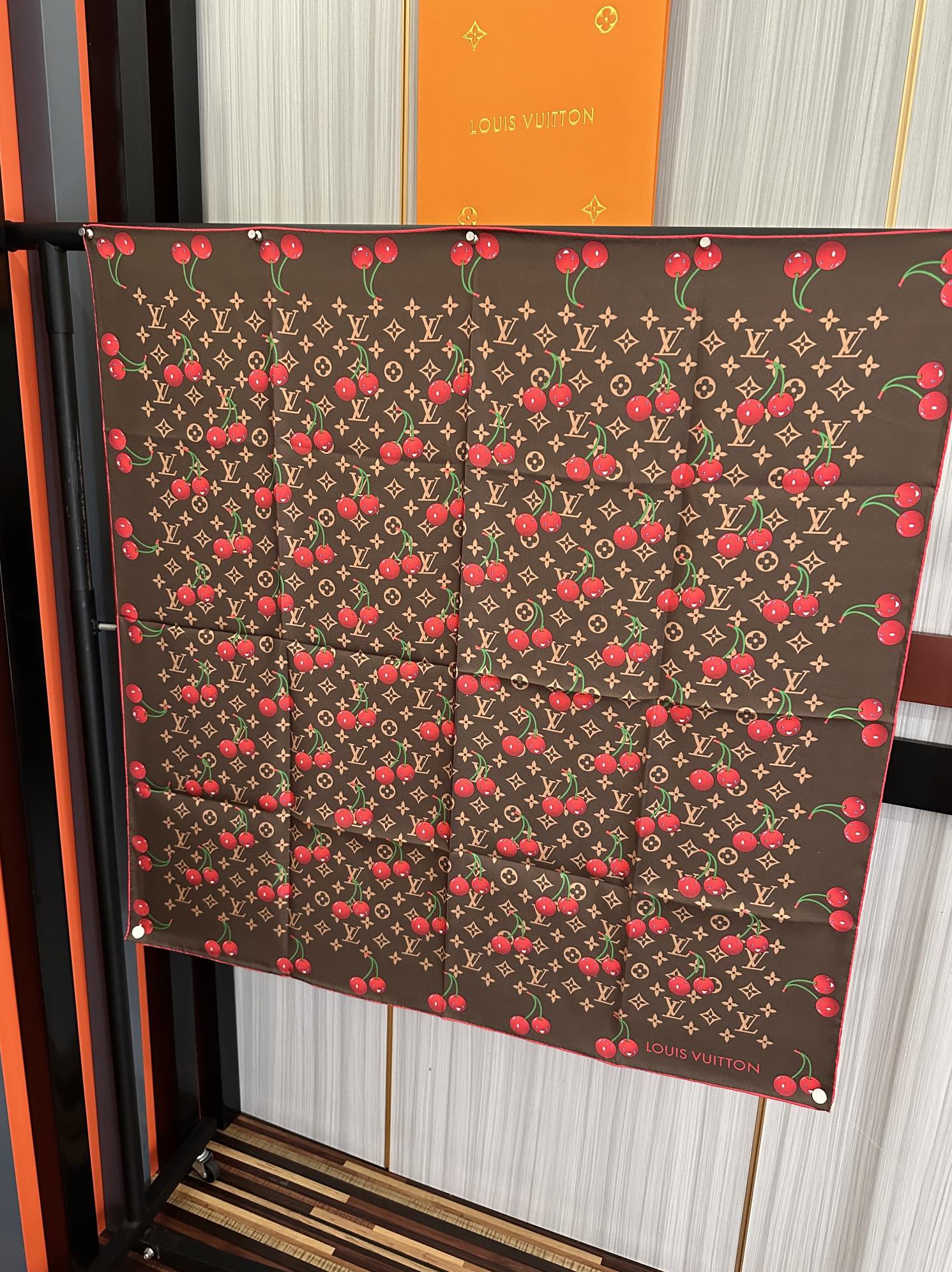 新款。2010高品质太美了[庆祝]LV官网同步【18mm双面同色顶级真丝】[庆祝]“L家”90典藏方巾通