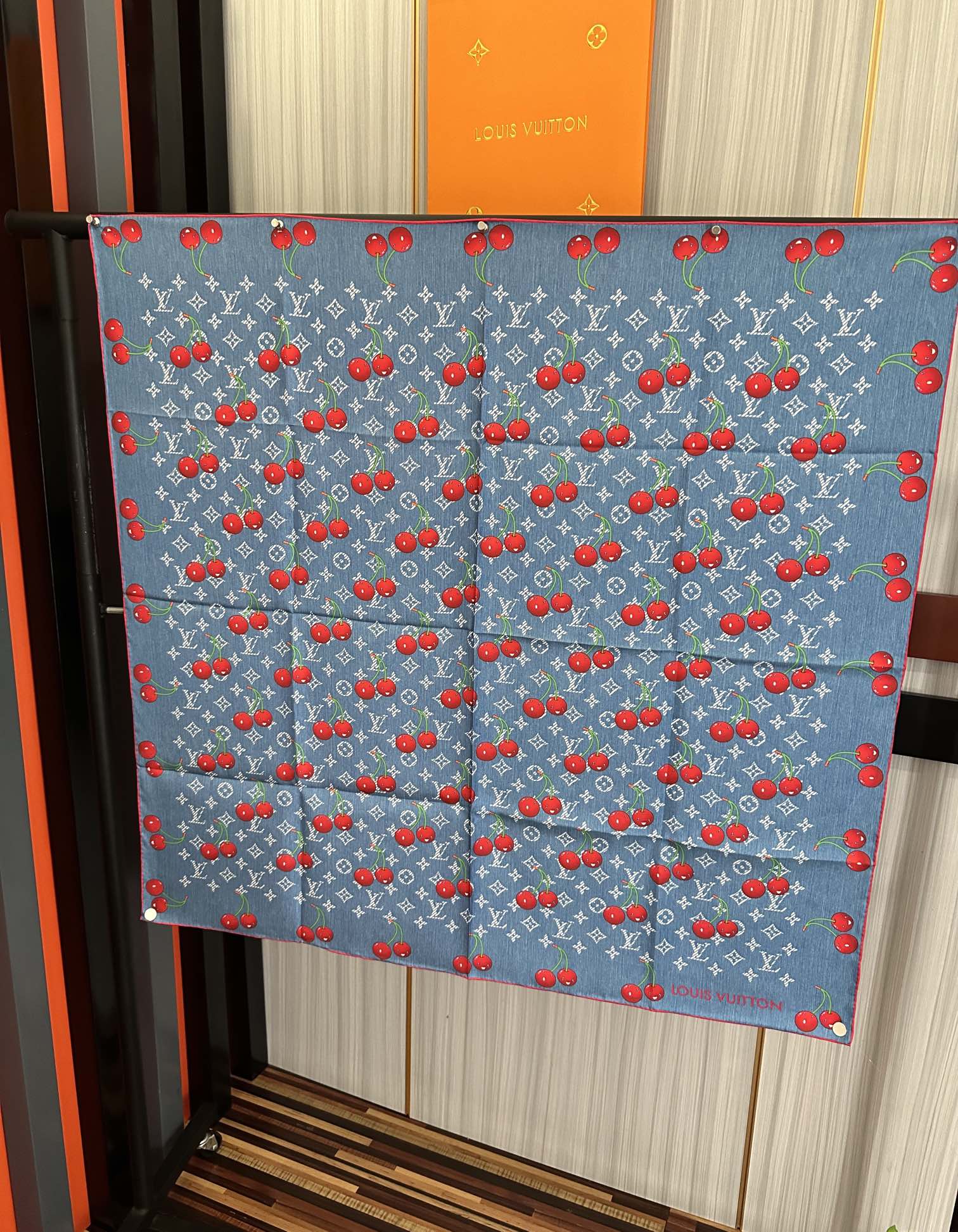 新款。2010高品质太美了[庆祝]LV官网同步【18mm双面同色顶级真丝】[庆祝]“L家”90典藏方巾通