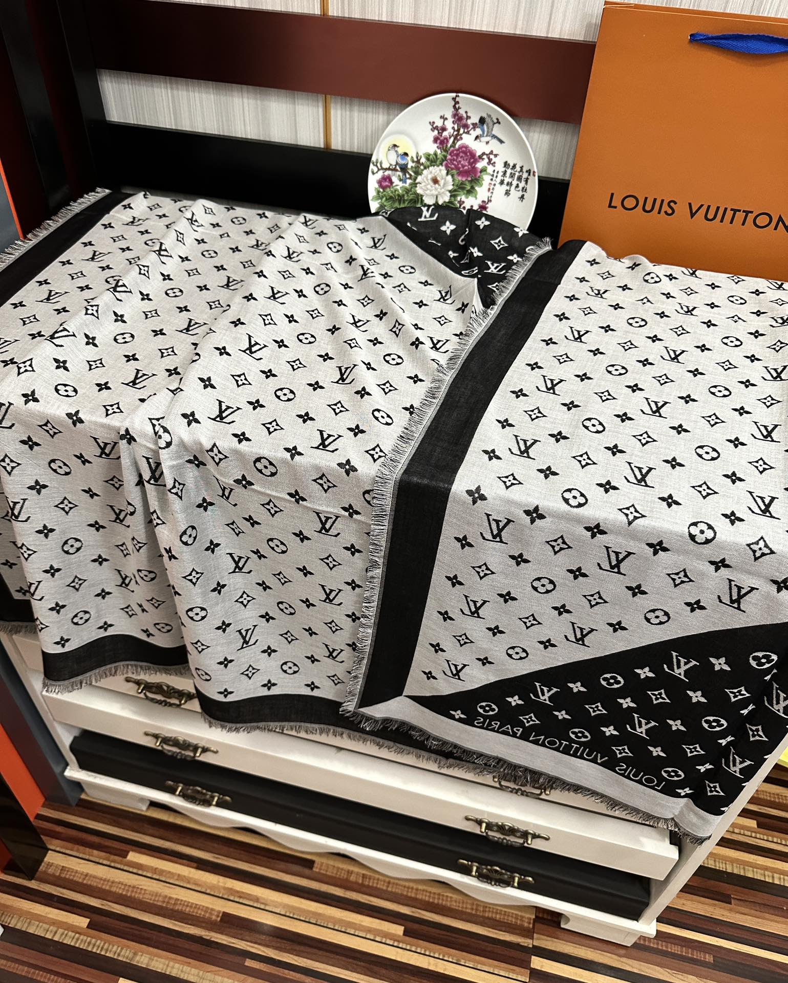 。LV 2025重磅推荐经典款L家人手必败一条最最经典款💪🏻💪🏻采用暗纹提花🌺🌺🌺技术重新演绎Monog