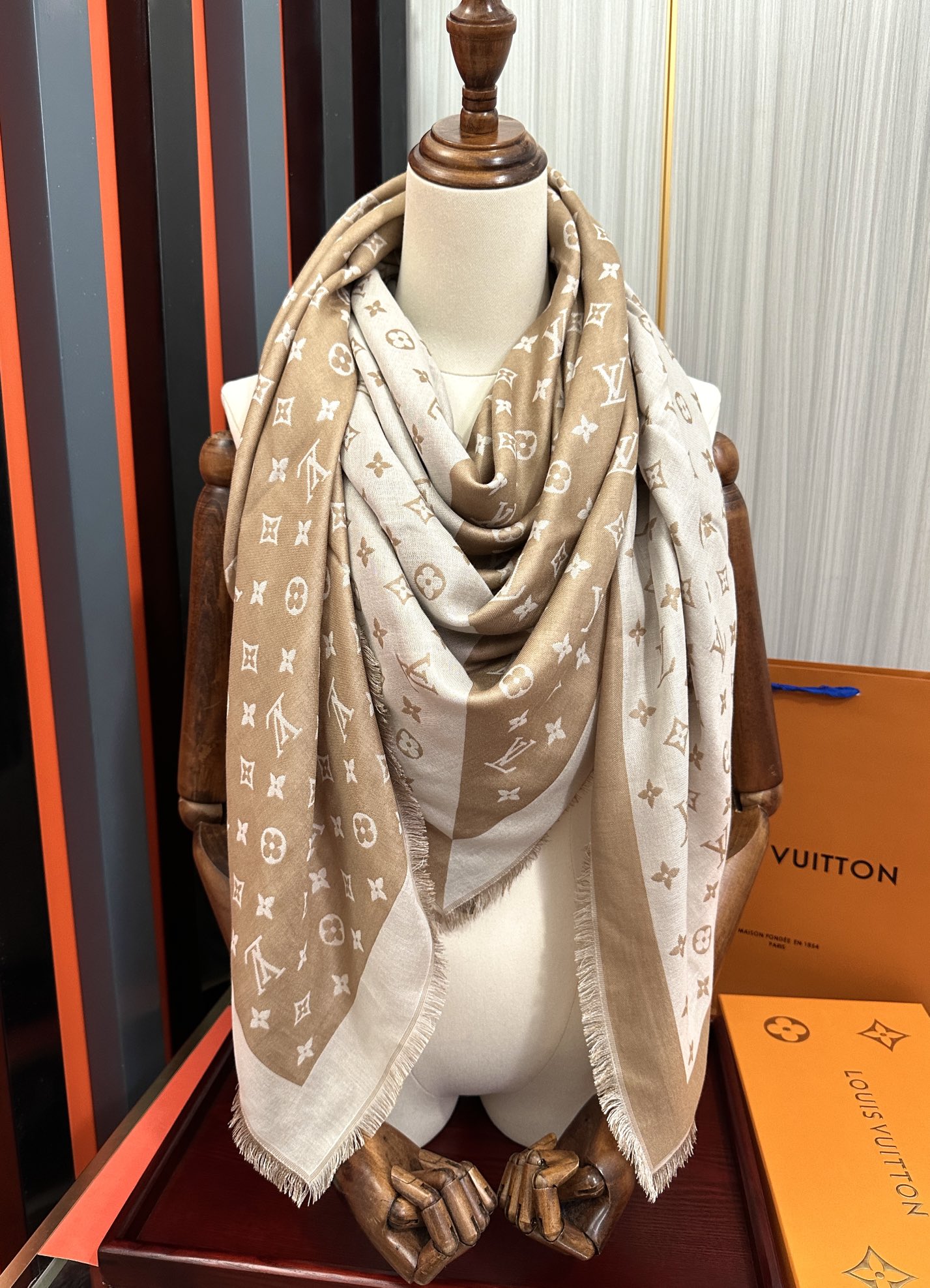 。LV 2025重磅推荐经典款L家人手必败一条最最经典款💪🏻💪🏻采用暗纹提花🌺🌺🌺技术重新演绎Monog