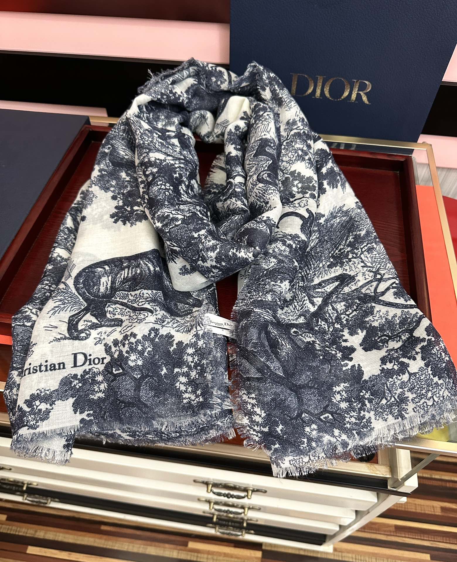 迪奥。2010最新款伊如动物丛林丝羊绒围巾长款披肩[嘴唇]太有品味了质感有腔调[强]D招牌的动物元素高端