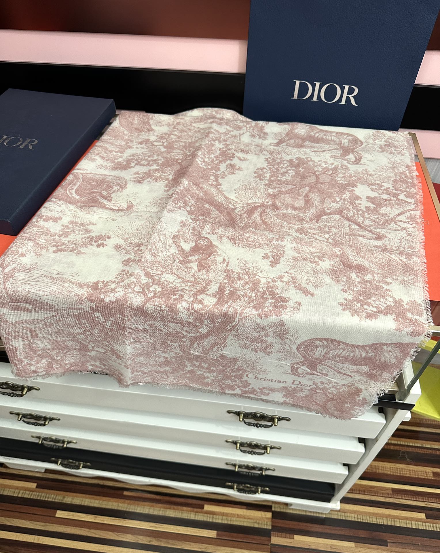 迪奥。2010最新款伊如动物丛林丝羊绒围巾长款披肩[嘴唇]太有品味了质感有腔调[强]D招牌的动物元素高端