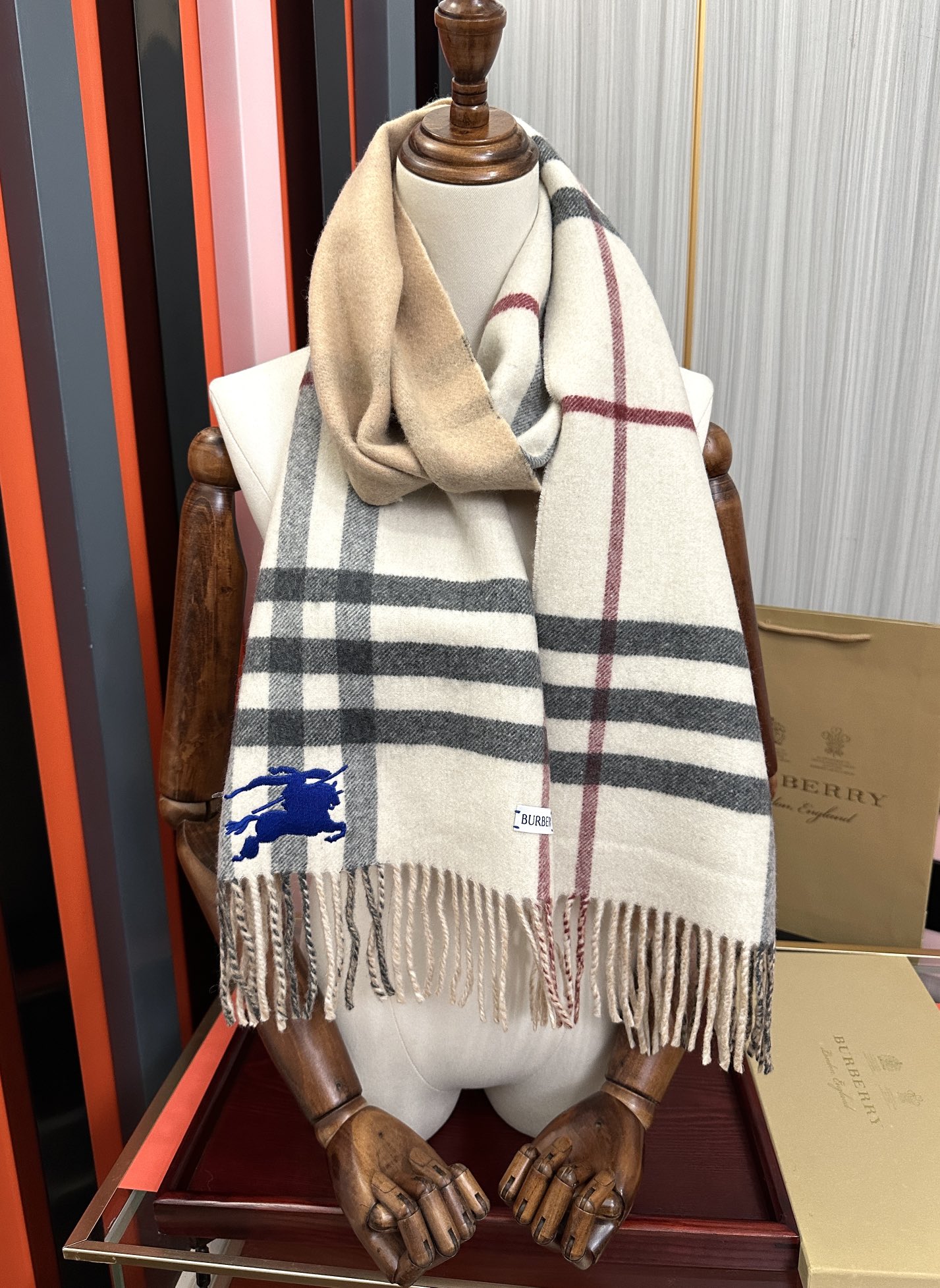 新款❤️巴宝利双面刺绣➕印花➕提花[庆祝] 大密度双面羊绒格子围巾 超高难度工艺 绝非一般coPy能做 