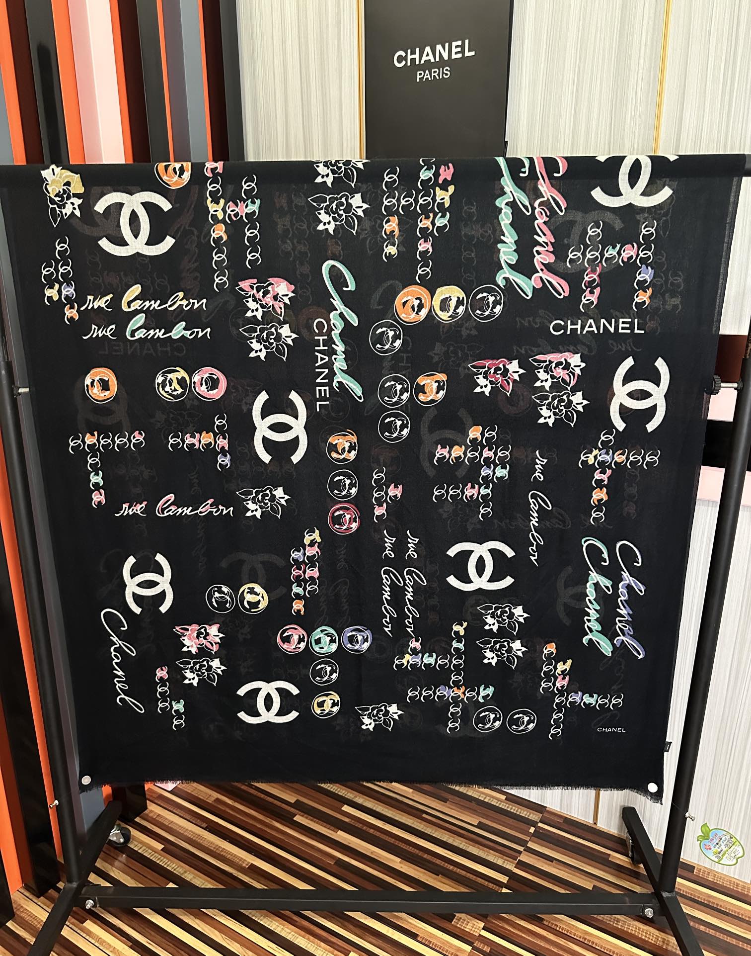 。新款 太美了 小香[嘴唇]2025最新系列 必备款 顶级设计太美了，真心赞👍😘💍实物真心美 🎀披肩配以