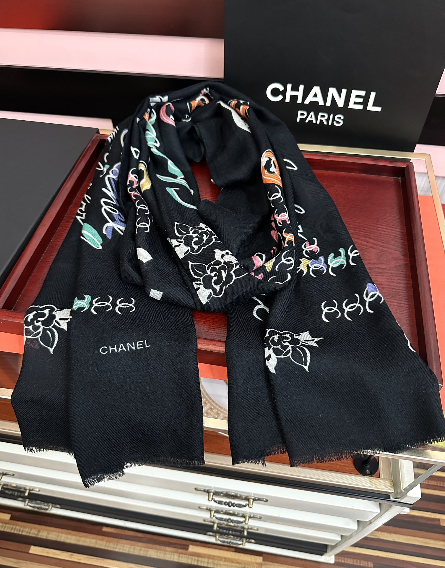 。新款 太美了 小香[嘴唇]2025最新系列 必备款 顶级设计太美了，真心赞👍😘💍实物真心美 🎀披肩配以