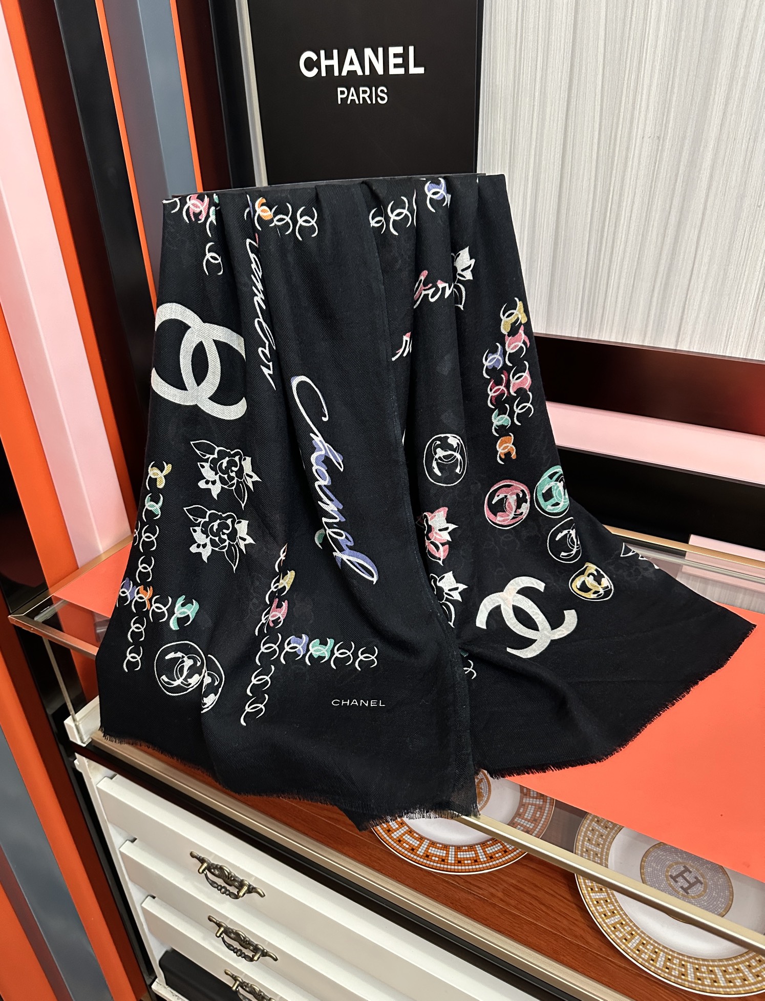 。新款 太美了 小香[嘴唇]2025最新系列 必备款 顶级设计太美了，真心赞👍😘💍实物真心美 🎀披肩配以