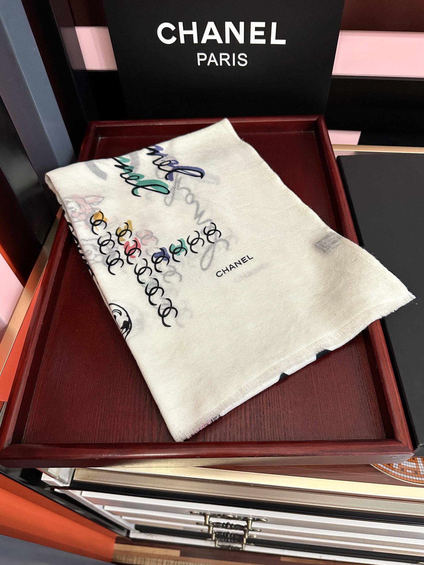 。新款 太美了 小香[嘴唇]2025最新系列 必备款 顶级设计太美了，真心赞👍😘💍实物真心美 🎀披肩配以