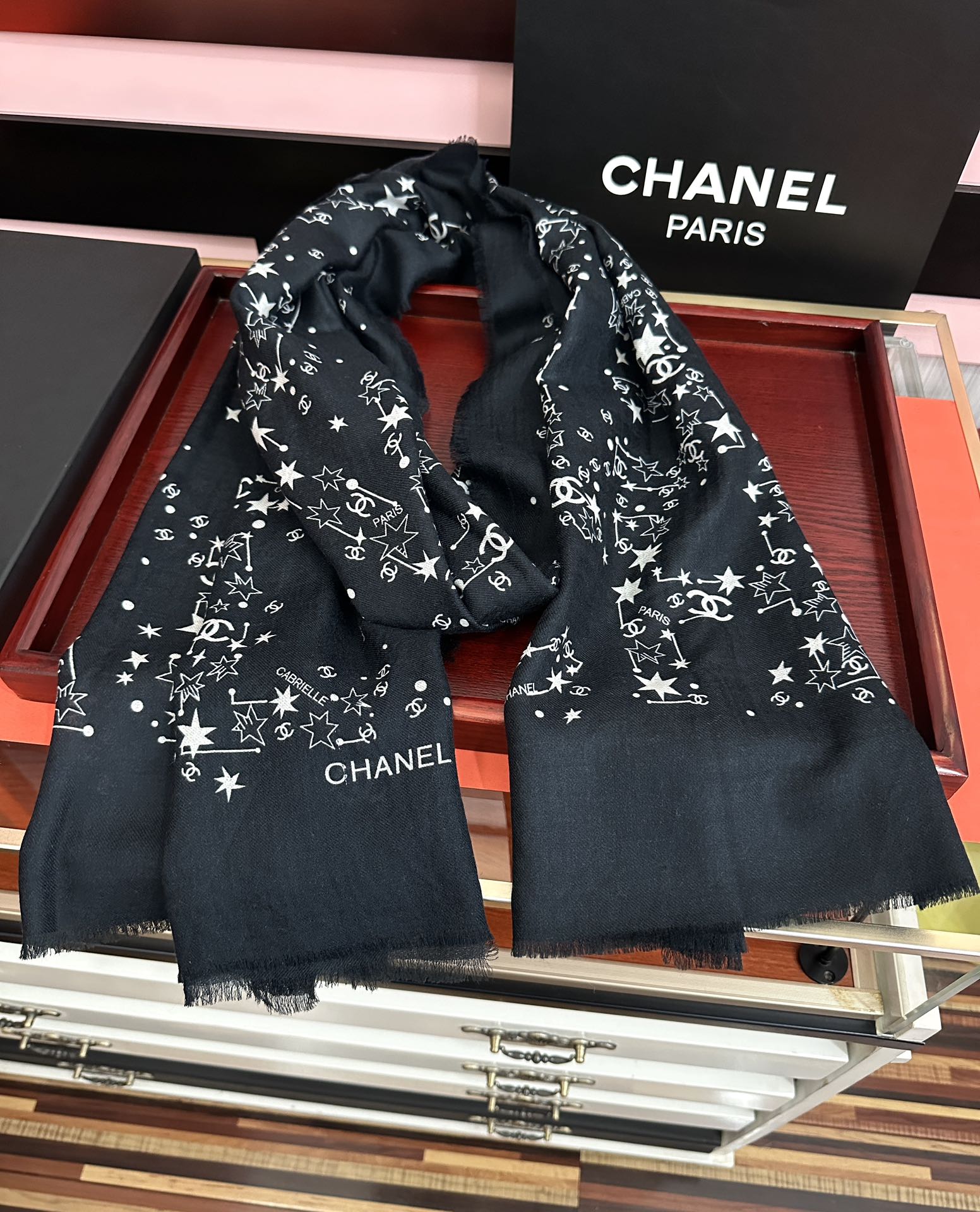 。香奈儿太美了[嘴唇]GW同步 最新款必备款 顶级设计太美了，真心赞👍😘💍实物真心美 🎀披肩配以印花💓💃