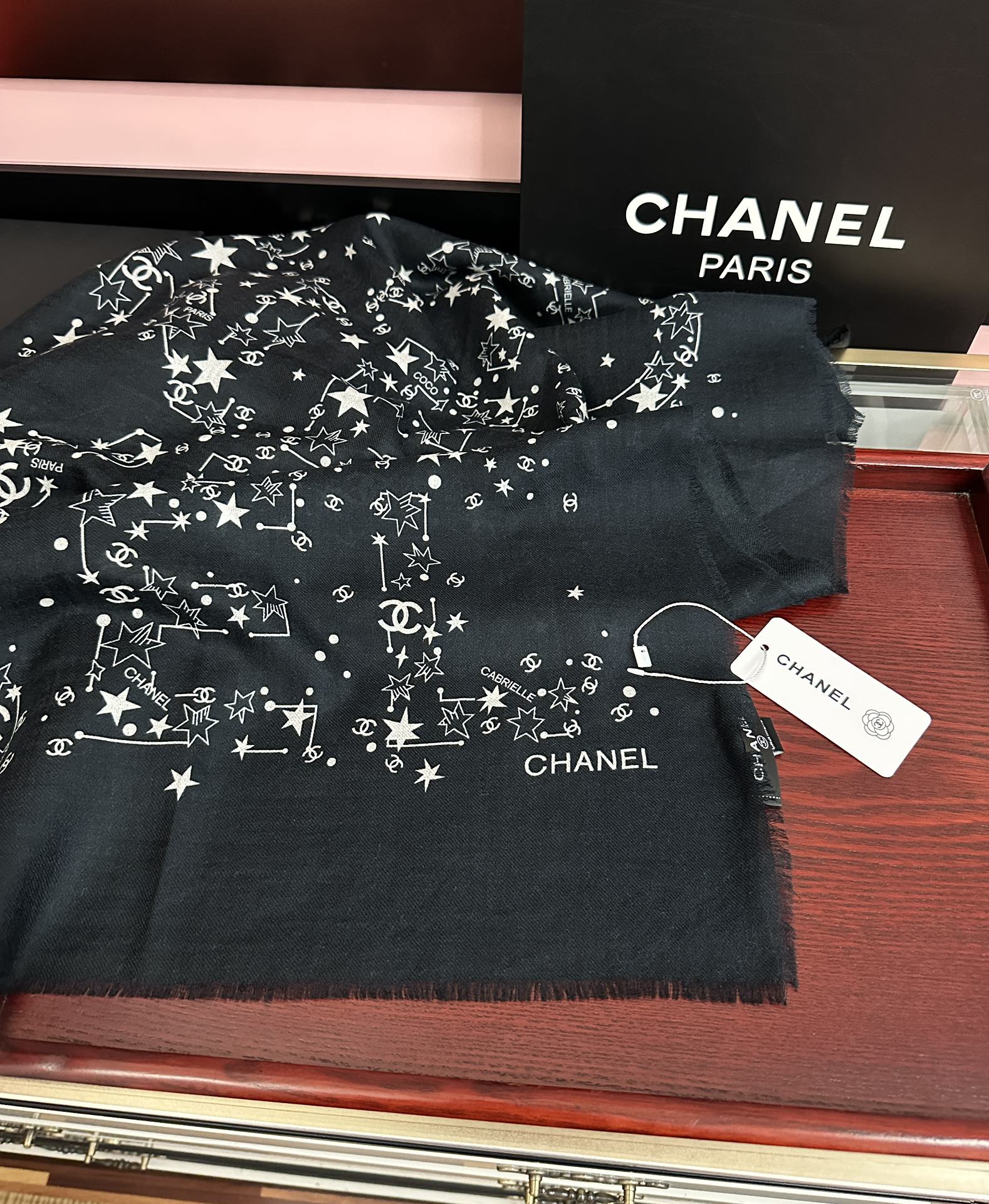 。香奈儿太美了[嘴唇]GW同步 最新款必备款 顶级设计太美了，真心赞👍😘💍实物真心美 🎀披肩配以印花💓💃