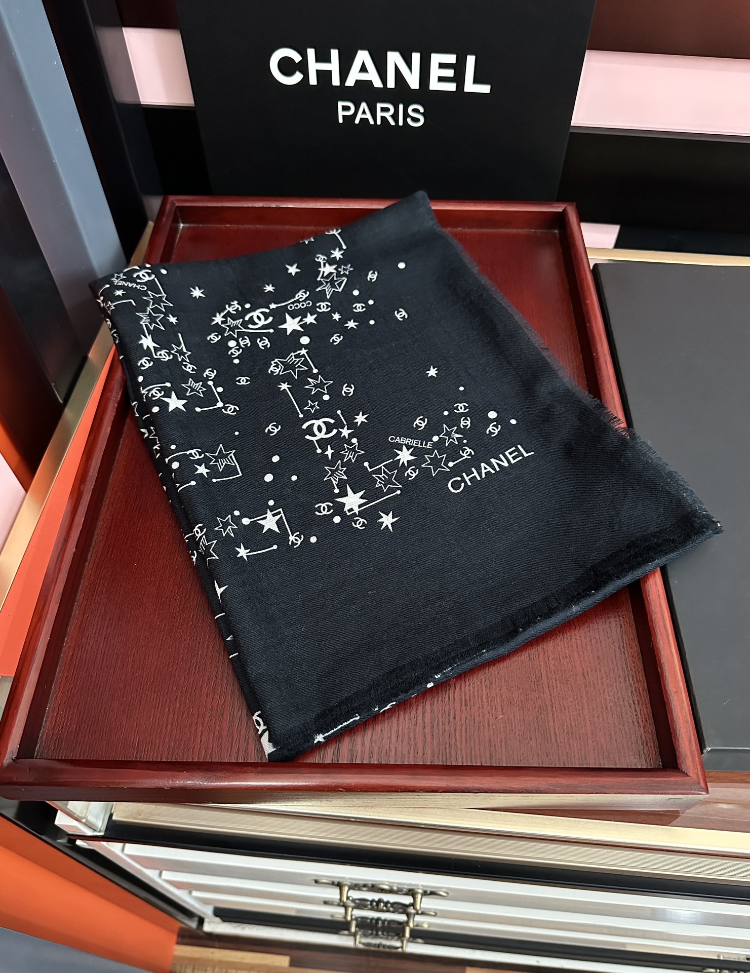 。香奈儿太美了[嘴唇]GW同步 最新款必备款 顶级设计太美了，真心赞👍😘💍实物真心美 🎀披肩配以印花💓💃