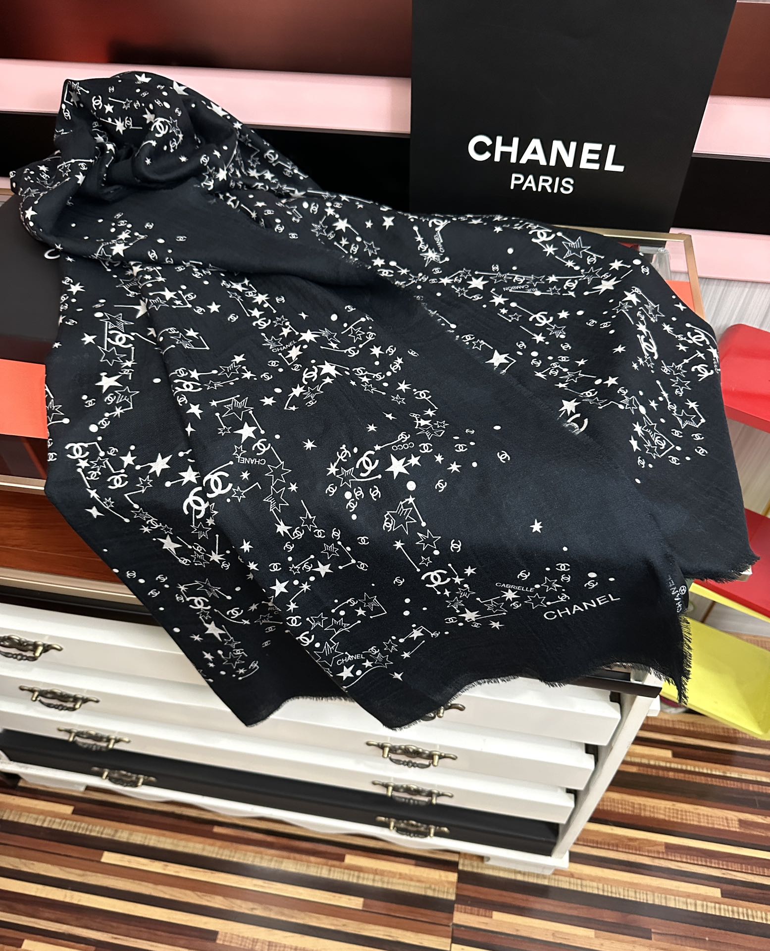 。香奈儿太美了[嘴唇]GW同步 最新款必备款 顶级设计太美了，真心赞👍😘💍实物真心美 🎀披肩配以印花💓💃